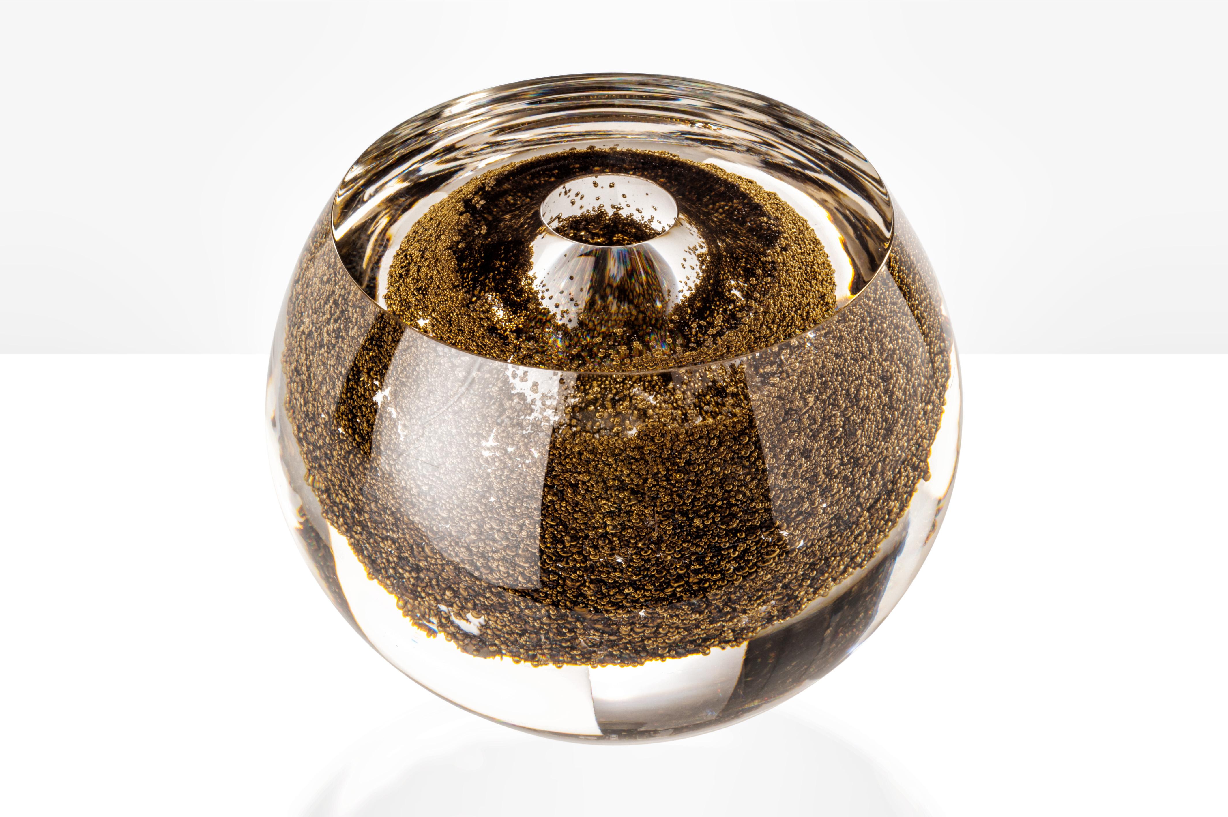 Palpito Le bol et le vase en verre, conçus et fabriqués par Venini, présentent un corps en cristal avec une décoration en métal. Edition limitée à 49 pièces d'art (par version). Utilisation intérieure uniquement.

Dimensions : Ø 25 cm, H 19 cm.