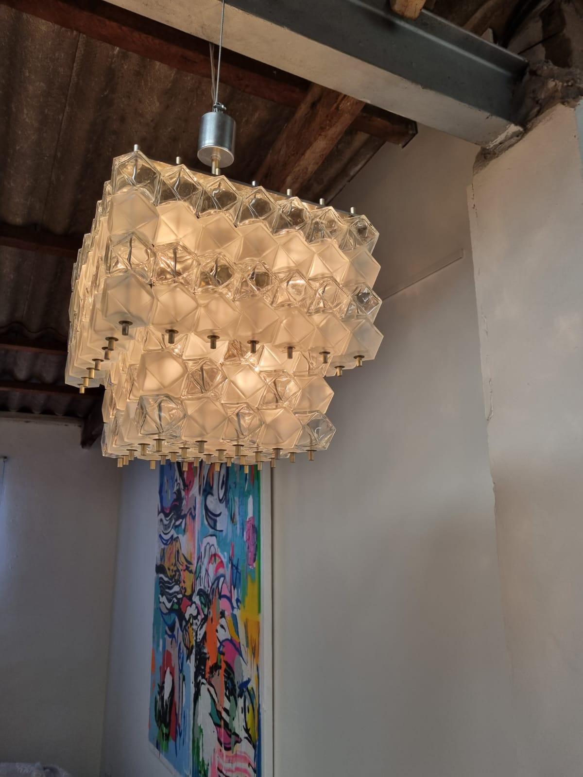 Chandelier by Venini Poliedri, Italy, around the 1950s. Beautiful ceiling lamp with white faceted glass and crystal
It gives an ice crystal aspect which gives it a special characteristic, a very heavy lamp. Measurements: 42 cm x 42 cm x 42 cm
