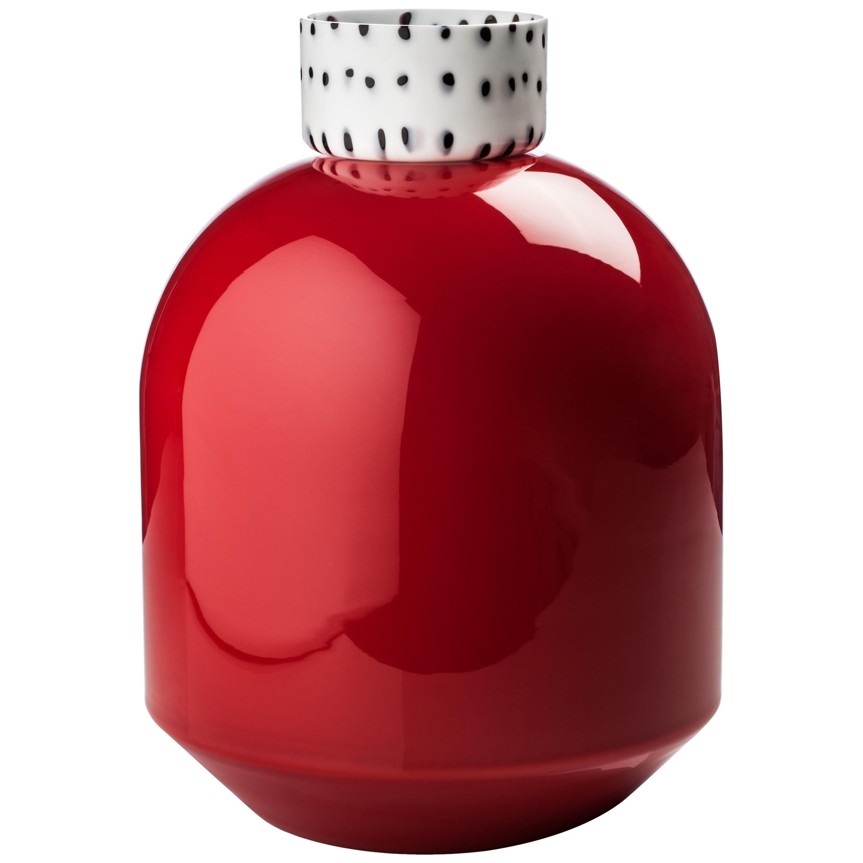 Vaso Venini Port in vetro color corallo e bianco latte di Edward Barber and Jay Osgerby