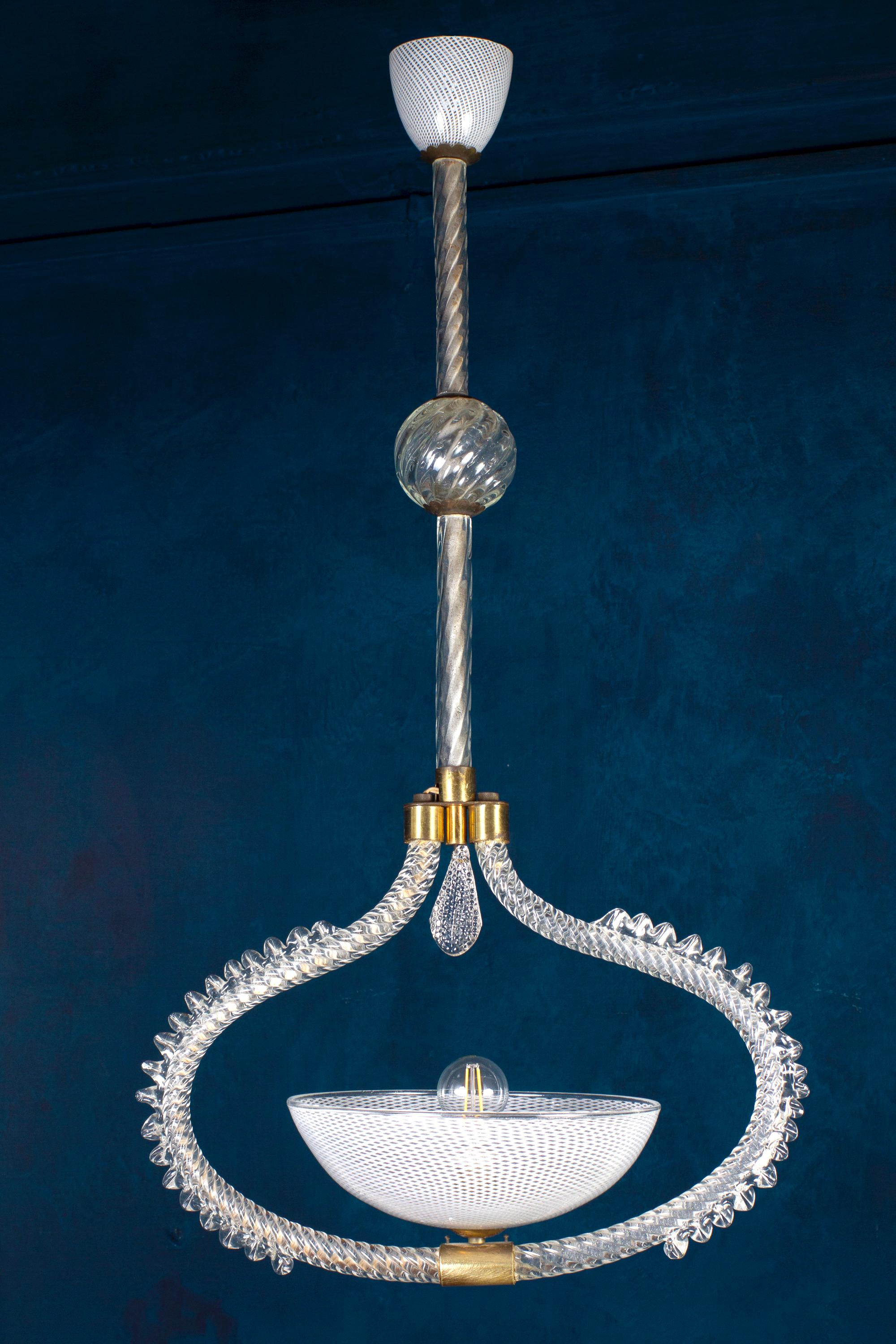 Amazing and rare pendant centered by precious hand blown reticello Murano glass cup by Venini, 1940.
One E27 light bulbs.
 