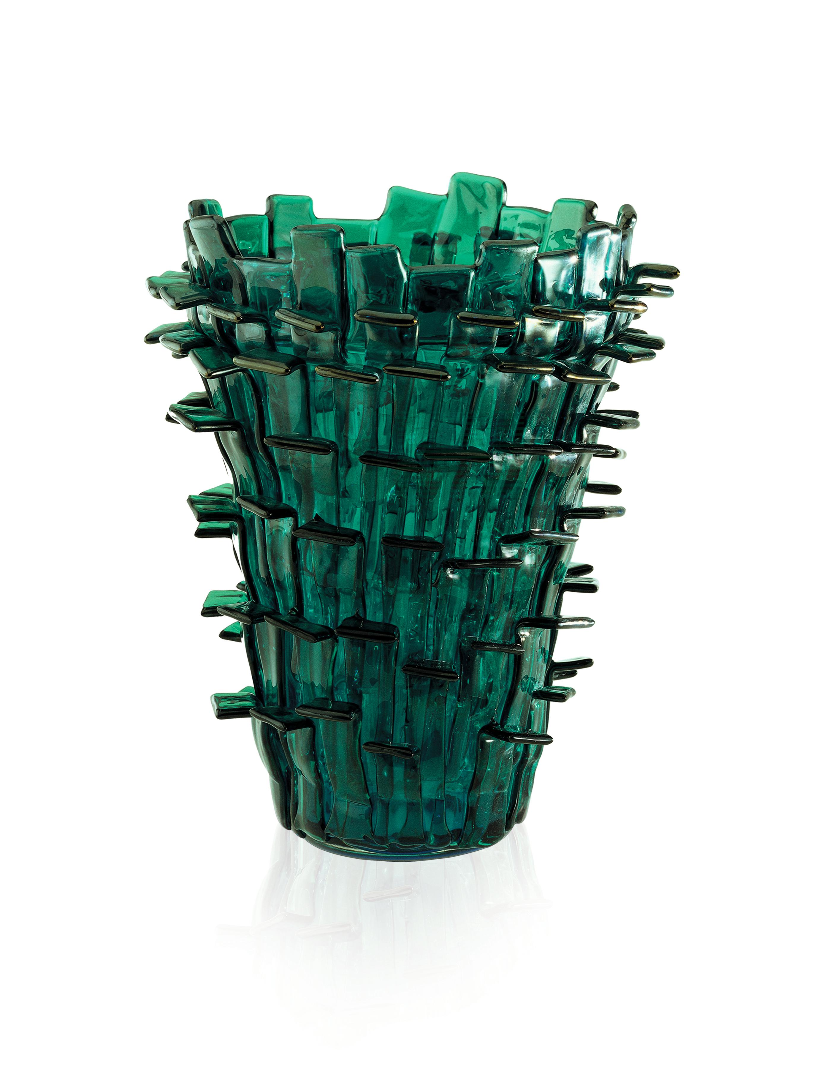 Venini-Glasvase in schillerndem Grün und Aquamarin, entworfen von Fulvio Bianconi im Jahr 1989. Perfekt für die Inneneinrichtung als Blumenvase oder als Schmuckstück für jeden Raum. Nummerierte Ausgabe für das Jahr.

Abmessungen: 22 cm Durchmesser