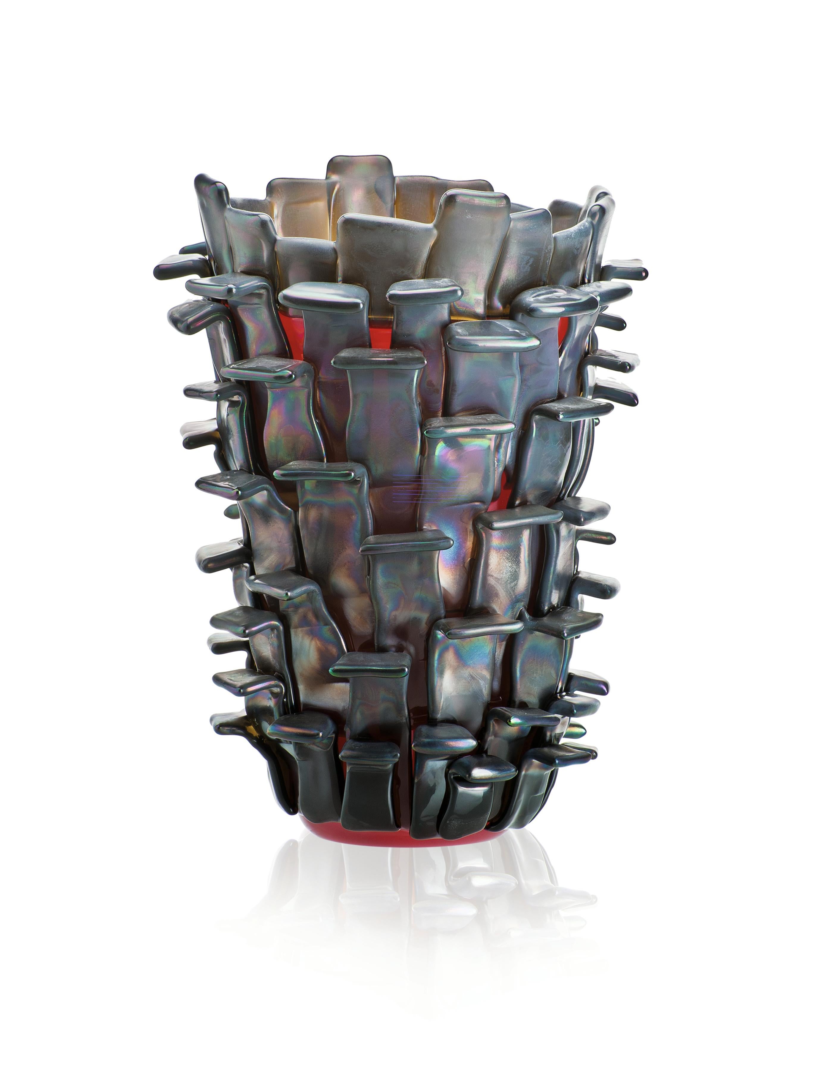 Vase en verre Venini rouge irisé, conçu par Fulvio Bianconi en 1989. Parfait pour la décoration intérieure, comme vase à fleurs ou pièce d'apparat pour n'importe quelle pièce. Édition numérotée pour l'année. 

Dimensions : 22 cm de diamètre x 30