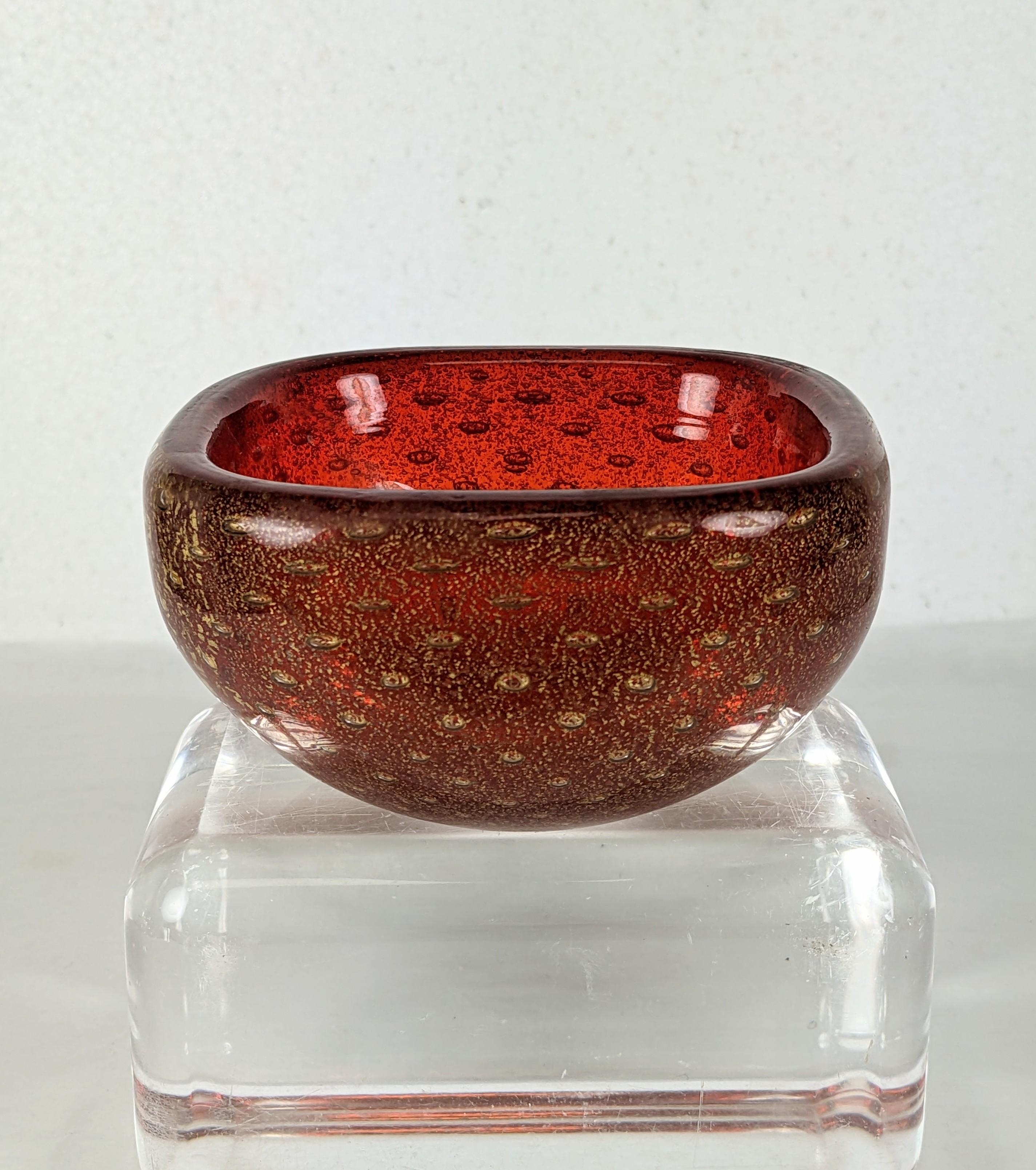 Venini Bullicante bowl in vibrant ruby orange with gold foil inclusions by Carlo Scarpa circa 1950. Measures: 4