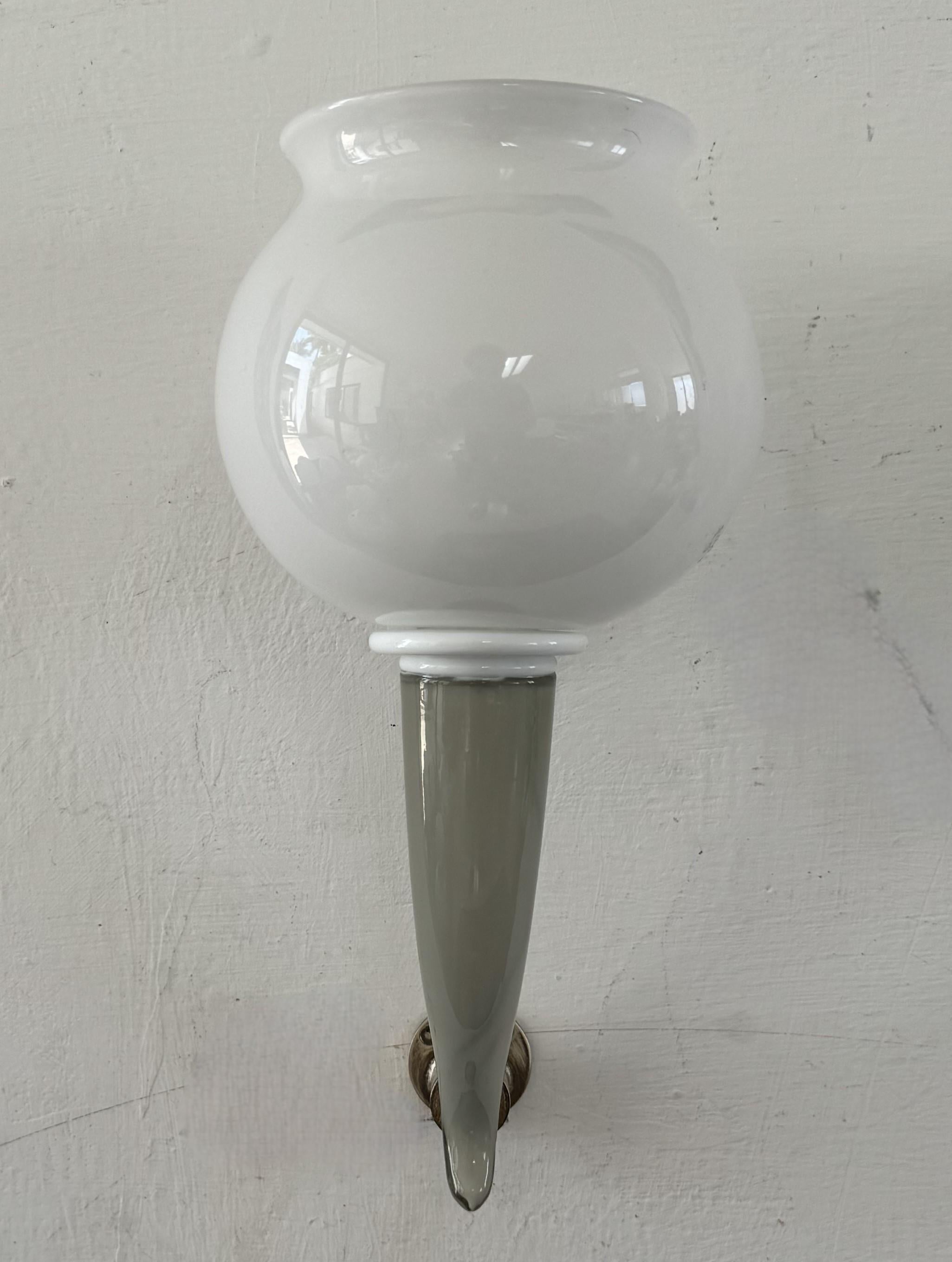 Petite applique à une lumière en  verre de Murano gris pastel et blanc.
Il s'agit d'une lampe très difficile à trouver, fabriquée par Venini d'après les dessins de Gio Ponti.
Cette applique contient une ampoule e14.
Un seul disponible