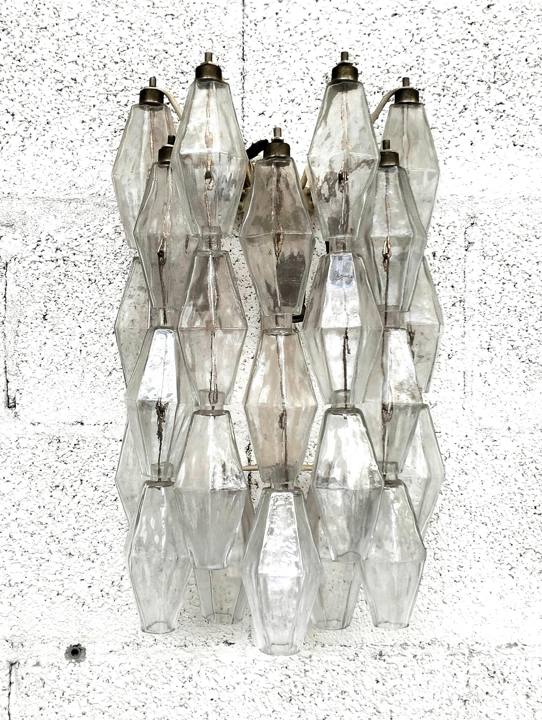 L'applique Poliedri, conçue par Carlo Scarpa pour Venini à la fin des années 1950, est un excellent exemple du design italien du milieu du siècle dernier, associant la tradition artisanale du verre de Murano à un élégant travail du métal et à des