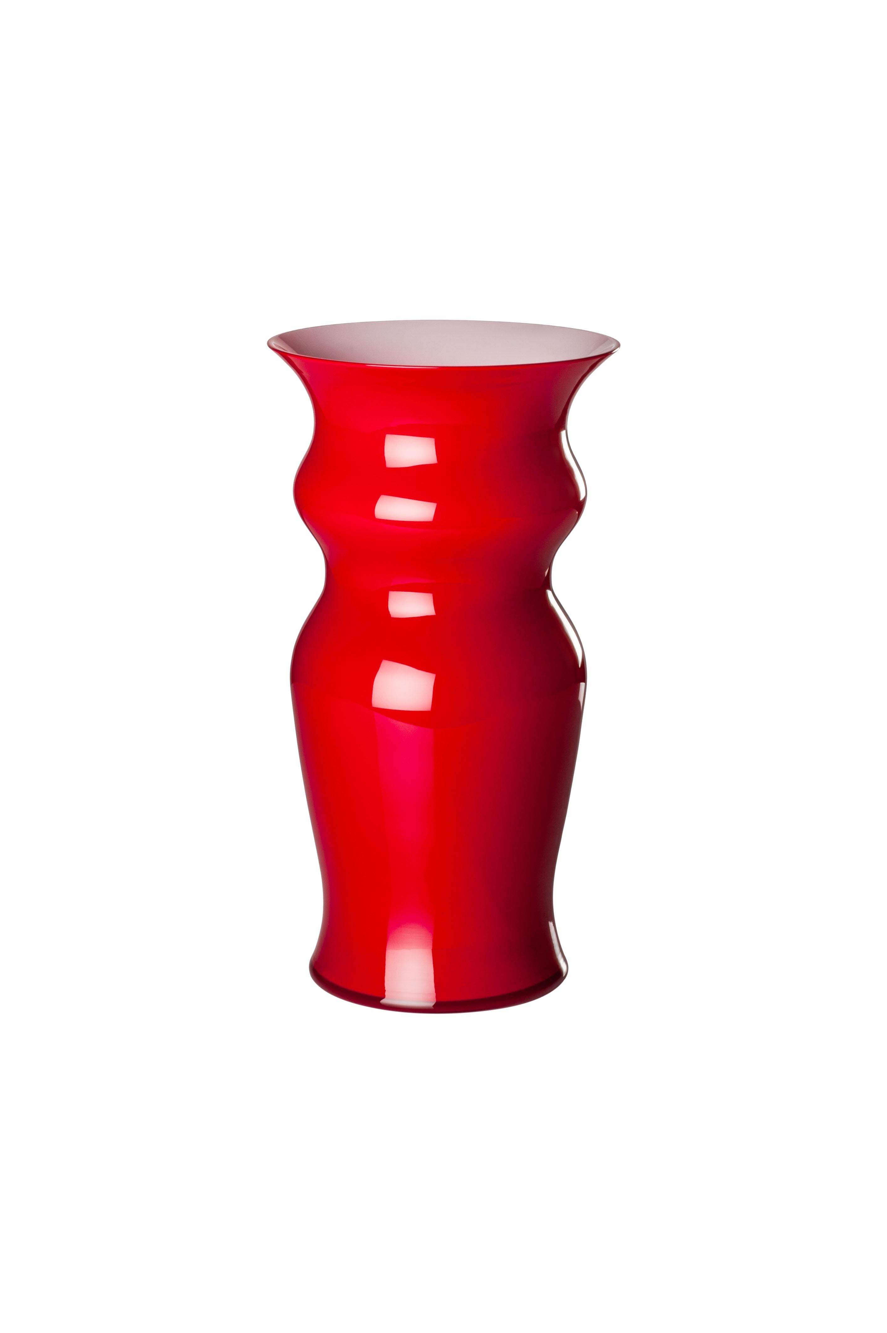 Venini glass vase with thin body and neck and elegant design by Leonardo Ranucci in 2009. Featured in red colored glass. Perfect for indoor home decor as container or strong statement piece for any room. Numbered edition for year.

Dimensions: 16