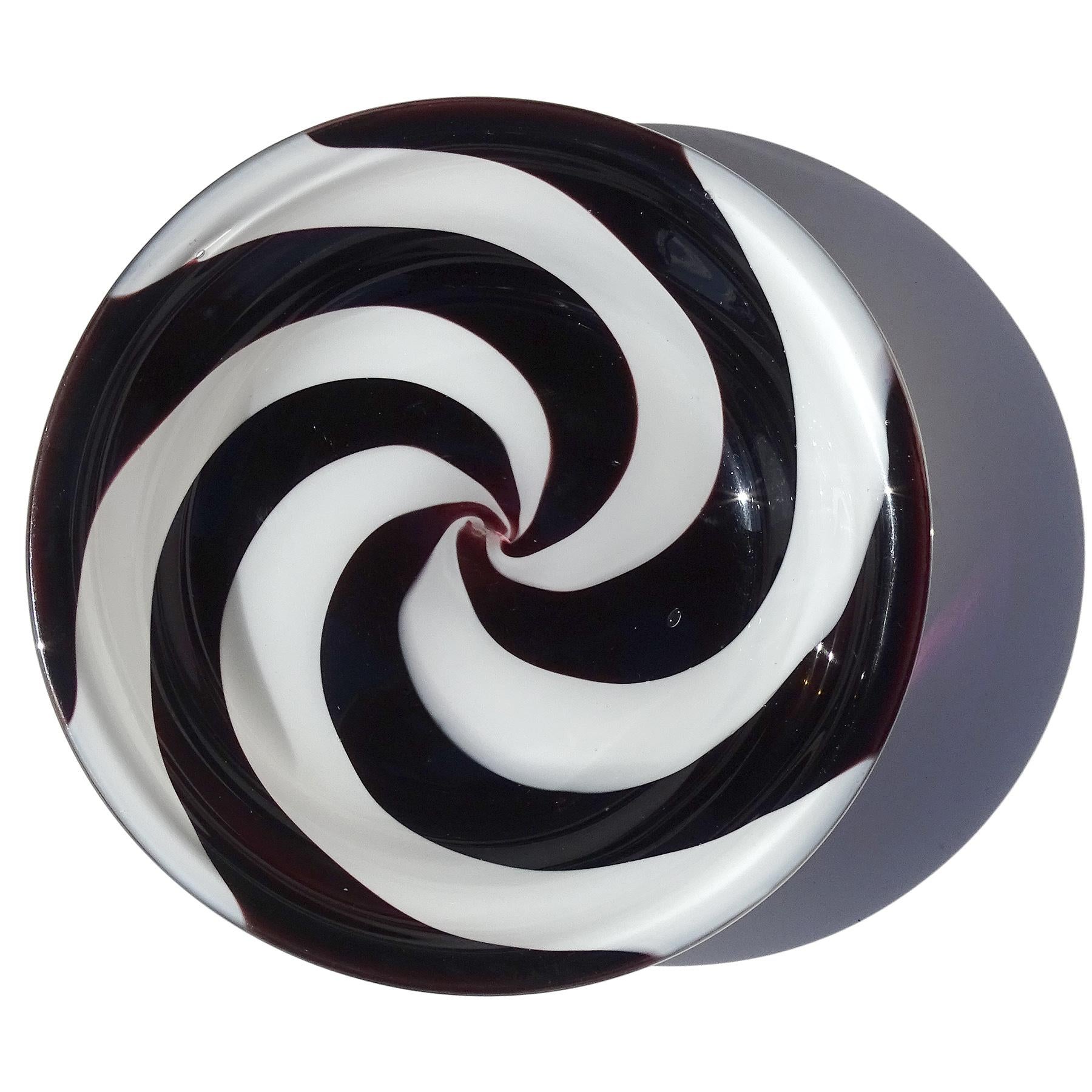 Beautiful vintage Murano hand blown white and black stripes optic swirl Italian art glass bowl or vide-poche. The bowl has been documented to designer Fulvio Bianconi, for the Venini company. Described as an 