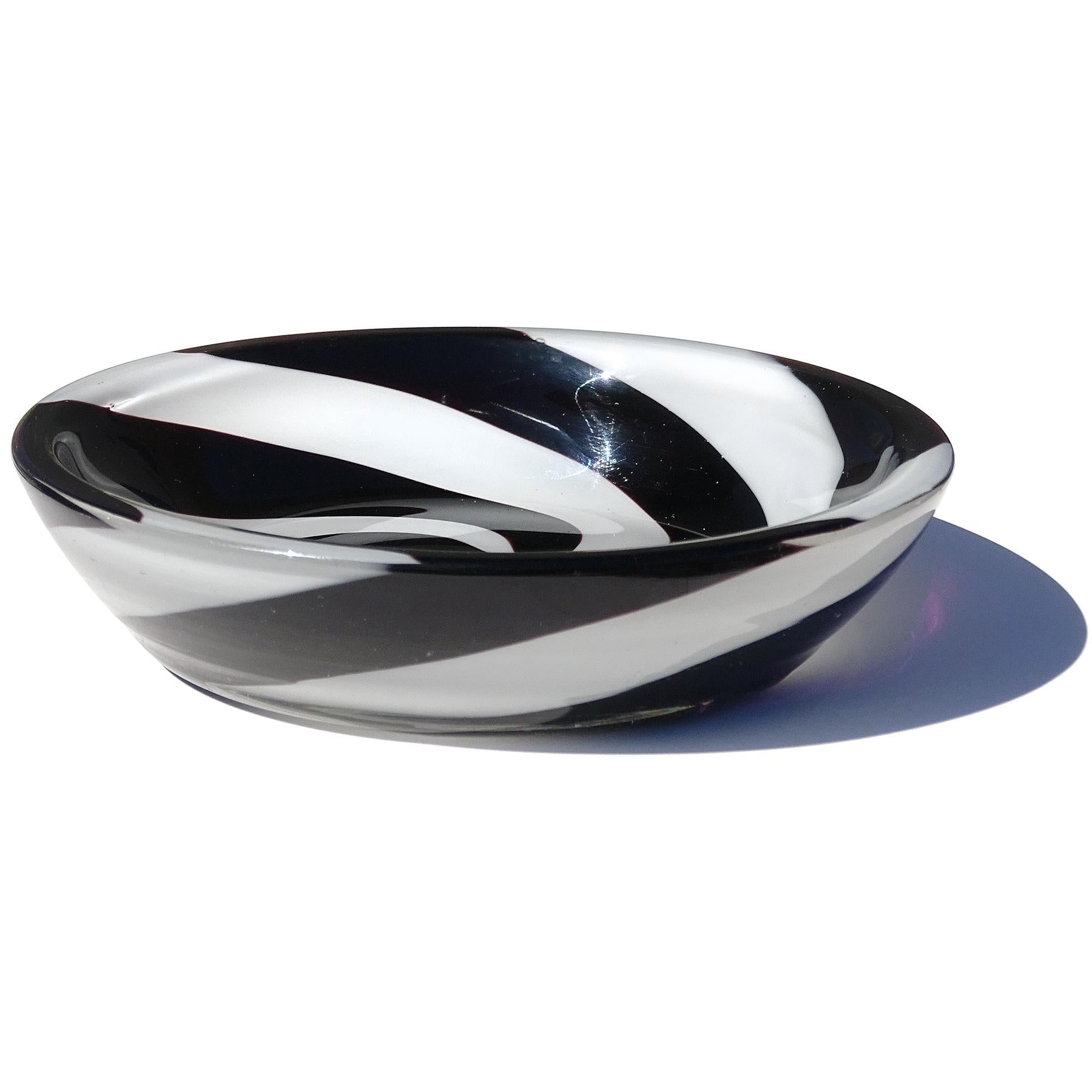 Mid-Century Modern Venini Signed Fulvio Bianconi Murano Black White Swirl Italian Art Glass Bowl For Sale