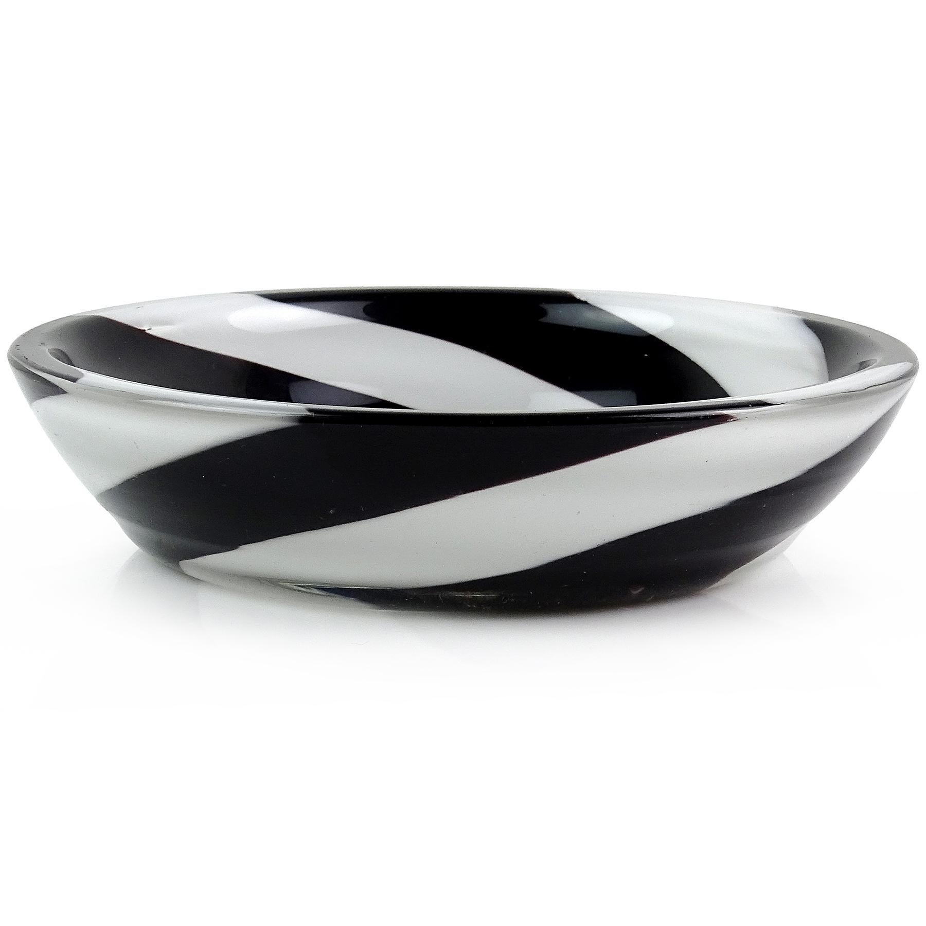 Hand-Crafted Venini Signed Fulvio Bianconi Murano Black White Swirl Italian Art Glass Bowl For Sale