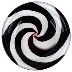 Ciotola in vetro artistico italiano Venini firmata Fulvio Bianconi Murano, nera e bianca, con vortici