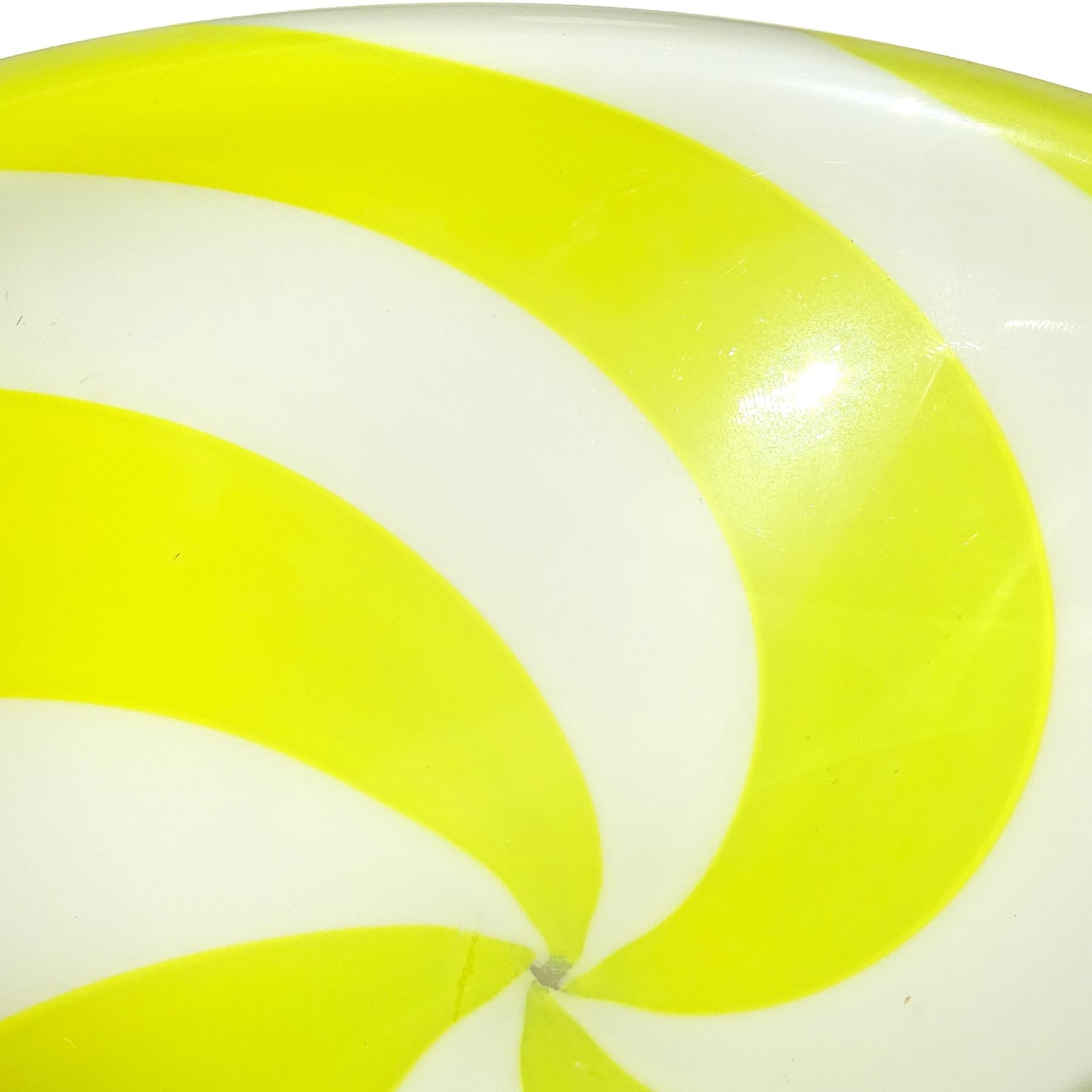 Hand-Crafted Venini Signed Fulvio Bianconi Murano Yellow White Swirl Italian Art Glass Bowl For Sale