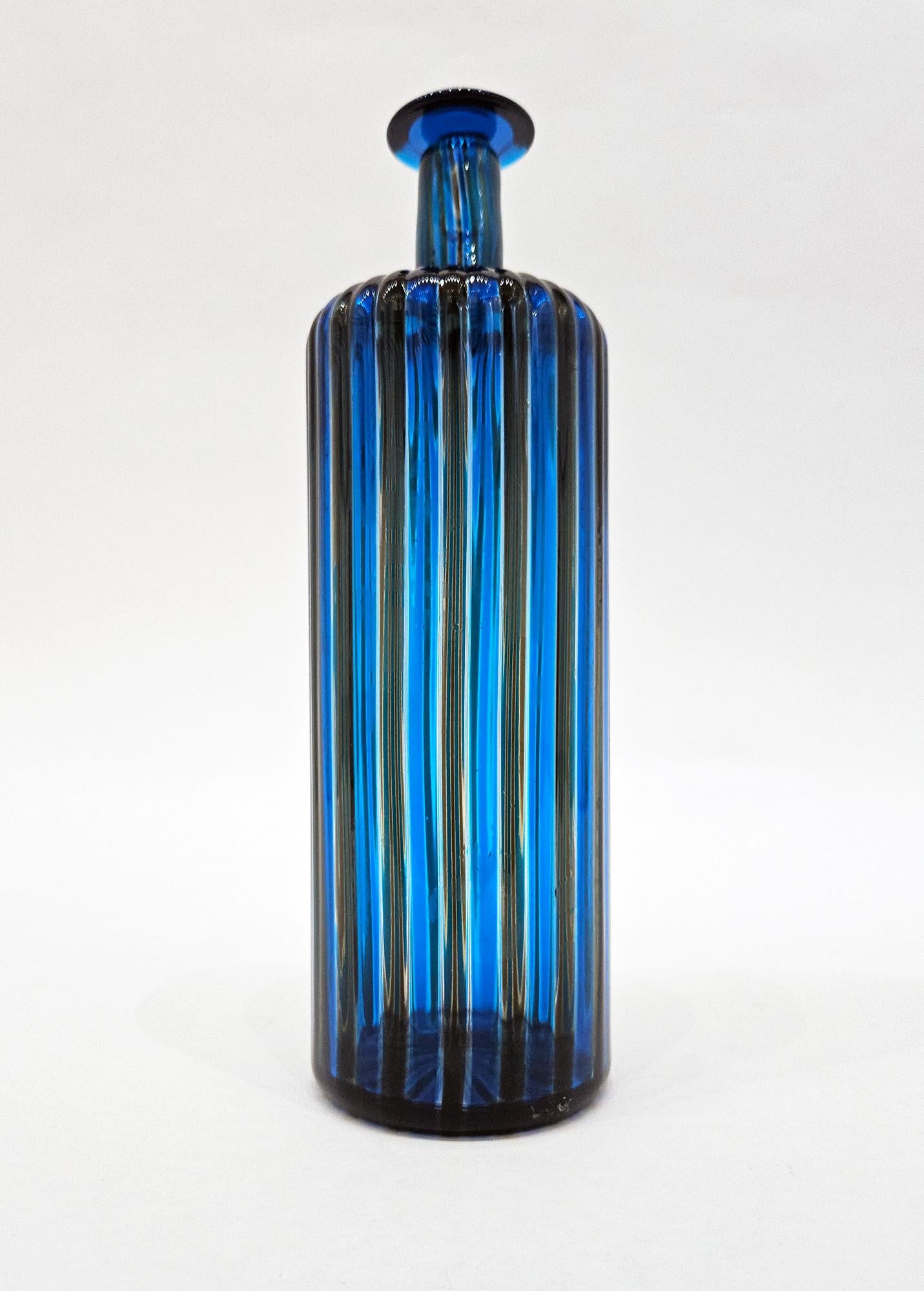 
Eine wunderschöne blaue Murano-Flasche aus Kunstglas, entworfen von Gio Ponti und hergestellt von Venini in Murano, Venedig, Italien im Jahr 1997. 
 
Der ursprüngliche Entwurf für dieses Stück stammt von Gio Ponti und entstammt der Serie