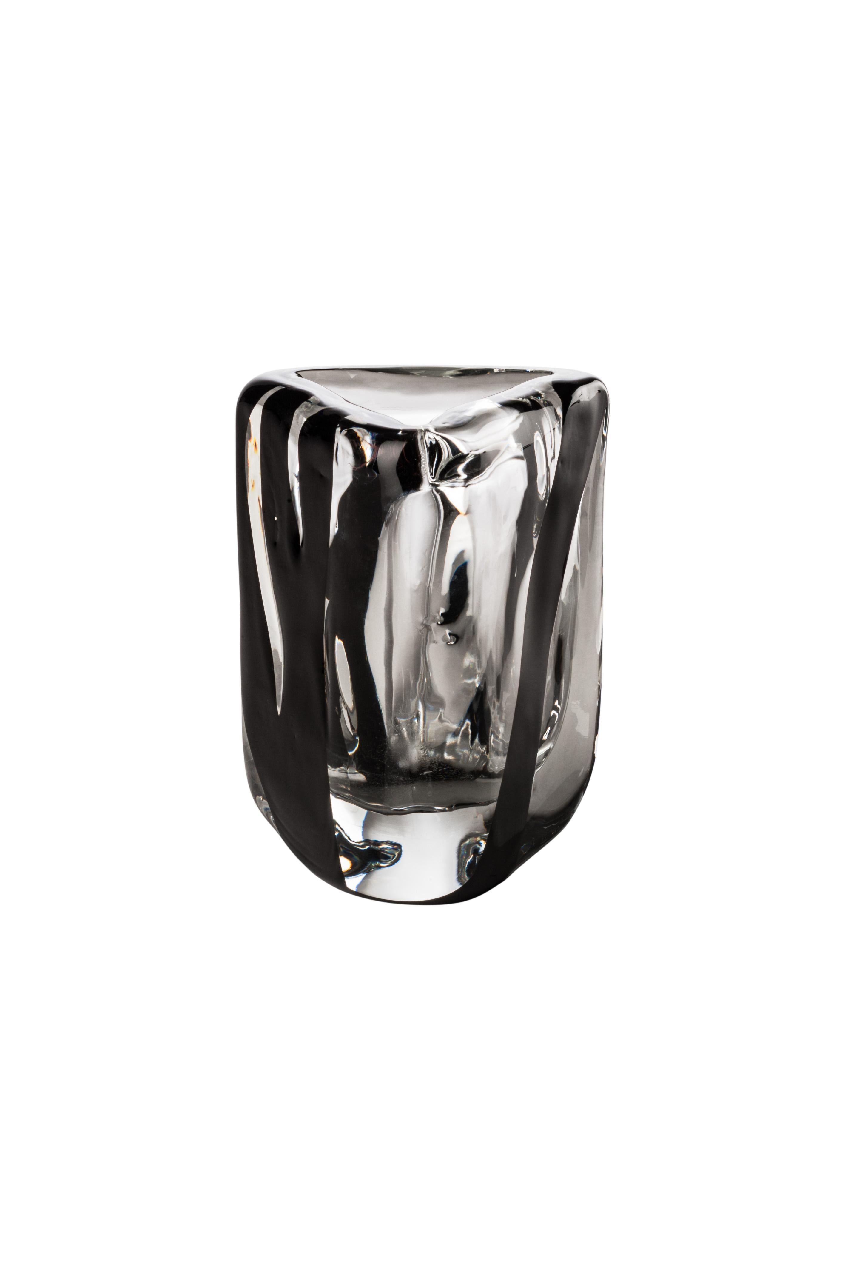 Vaso in vetro Venini in cristallo trasparente con decorazione nera disegnato da Peter Marino nel 2017. Perfetto per l'arredamento di interni, come contenitore o pezzo forte per ogni stanza. Disponibile anche in altri colori su 1stdibs. Edizione
