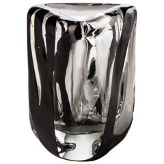 Venini Cinturón Negro Pequeño Vaso Triangular en Cristal y Negro by Peter Marino