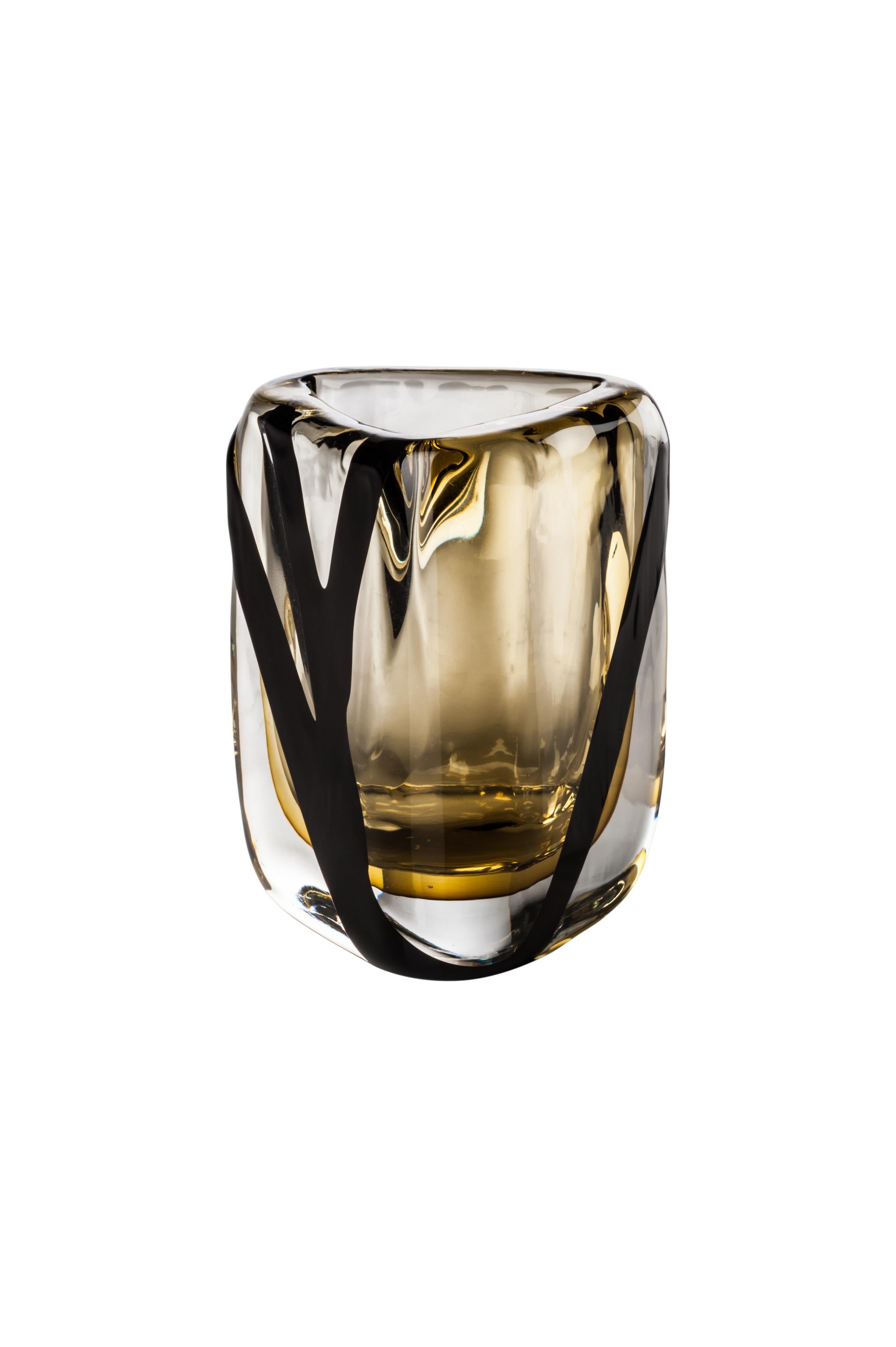 Venini Glasvase aus transparentem Kristall und Tee mit schwarzem Dekor, entworfen von Peter Marino im Jahr 2017. Perfekt für die Innendekoration als Behälter oder Schmuckstück für jeden Raum. Auch in anderen Farben auf 1stdibs erhältlich. Limitierte