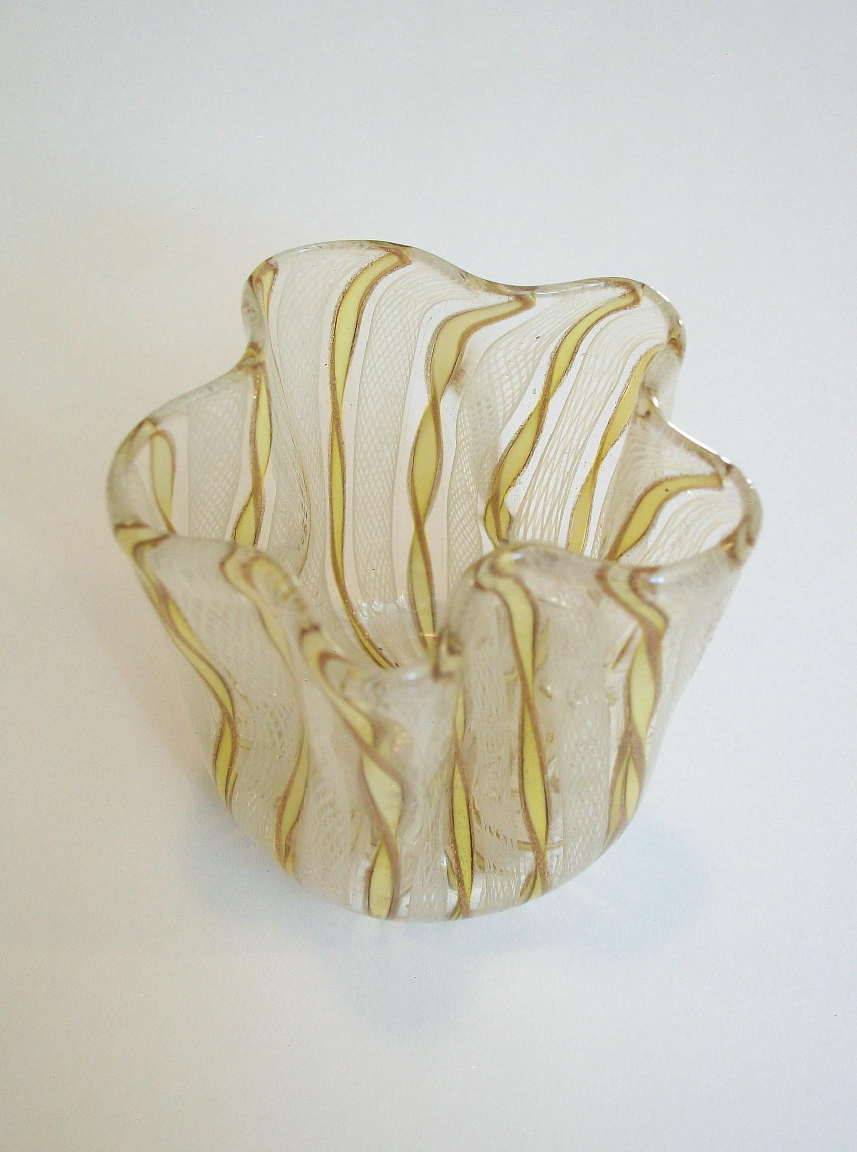 Taschentuchglasvase aus der Mitte des Jahrhunderts - gedrehte gelbe Canes mit kupferfarbenem Aventurin und weißem Latticino - seltene kleine Größe - glatt polierter Sockel - unsigniert - Italien - um 1960er Jahre.

Ausgezeichneter/fast neuwertiger