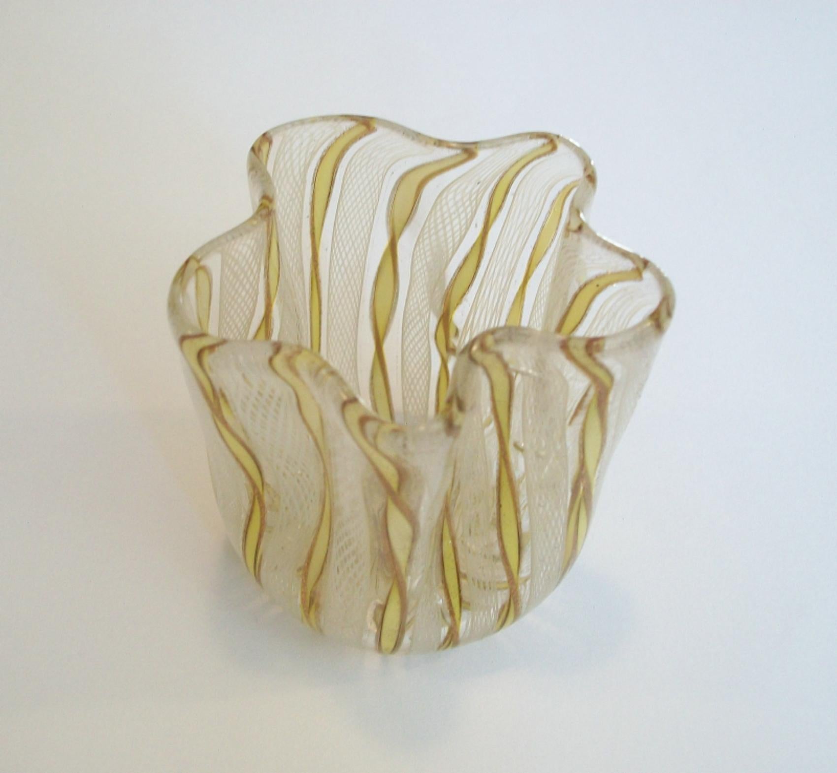 Venini, Kleine Vase aus Murano-Taschentuchglas aus der Mitte des Jahrhunderts, Italien, um 1960 (Moderne der Mitte des Jahrhunderts) im Angebot