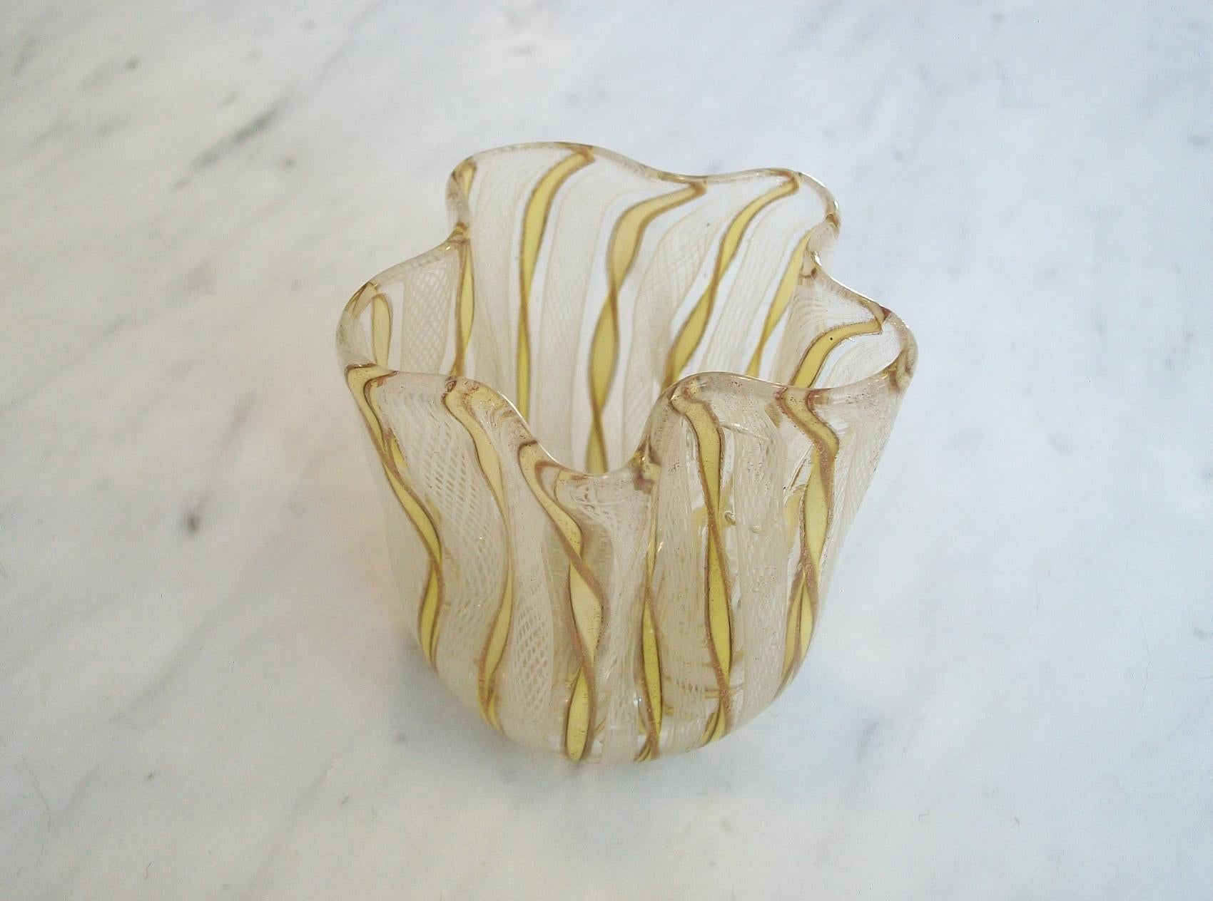 Venini, Kleine Vase aus Murano-Taschentuchglas aus der Mitte des Jahrhunderts, Italien, um 1960 (Italienisch) im Angebot