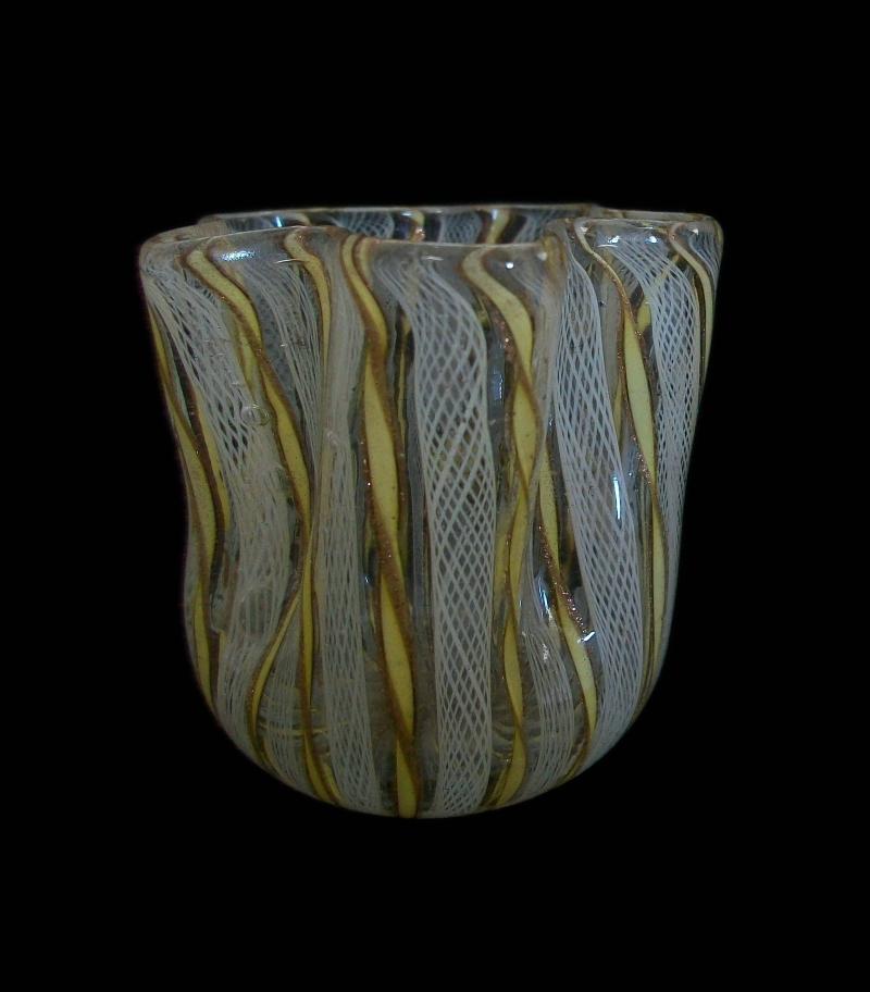 Venini, Small Mid Century Murano Handkerchief Glass Vase, Italy, circa 1960's In Good Condition For Sale In Chatham, ON