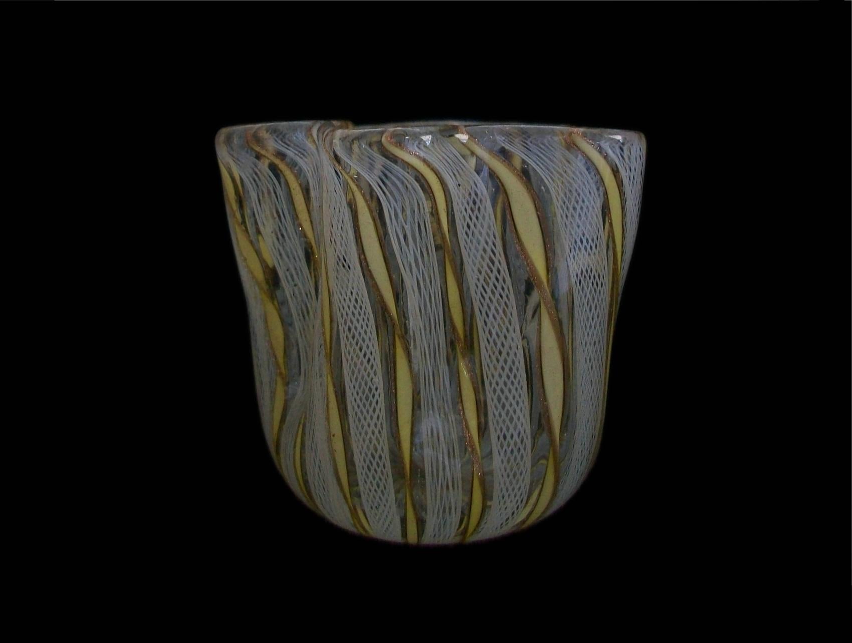 Venini, Kleine Vase aus Murano-Taschentuchglas aus der Mitte des Jahrhunderts, Italien, um 1960 (20. Jahrhundert) im Angebot