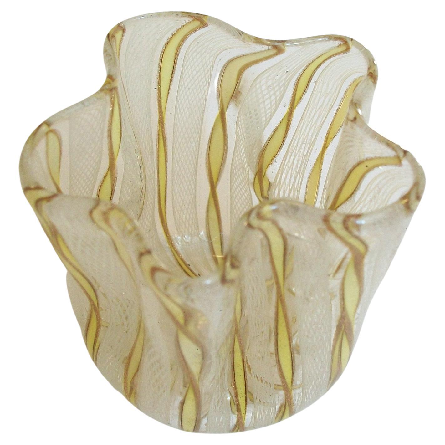 Venini, Kleine Vase aus Murano-Taschentuchglas aus der Mitte des Jahrhunderts, Italien, um 1960 im Angebot