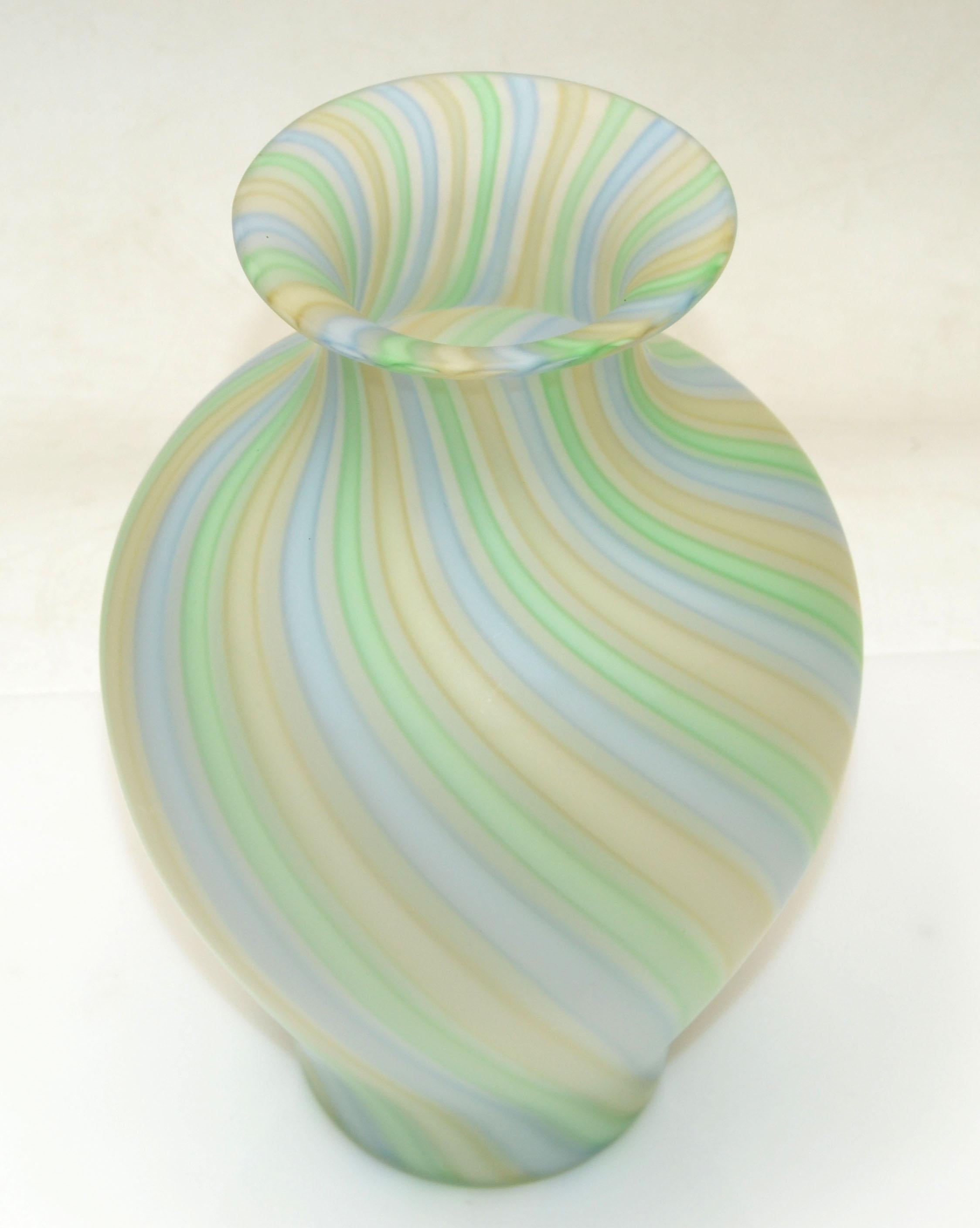 Mid-Century Modern Vase en forme d'urne en verre de Murano soufflé dépoli et de couleur pastel Venini Sommerso, Italie en vente