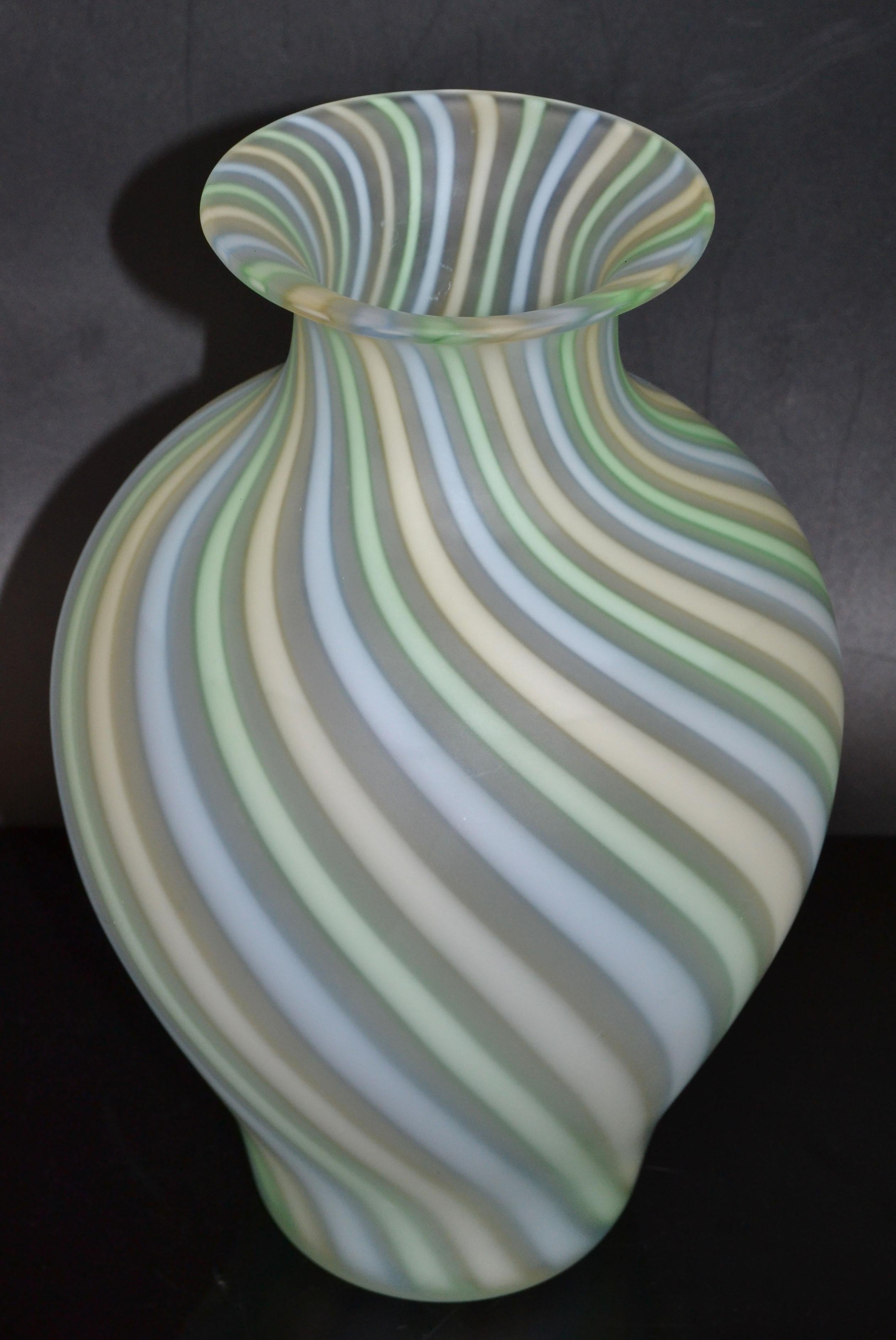 italien Vase en forme d'urne en verre de Murano soufflé dépoli et de couleur pastel Venini Sommerso, Italie en vente