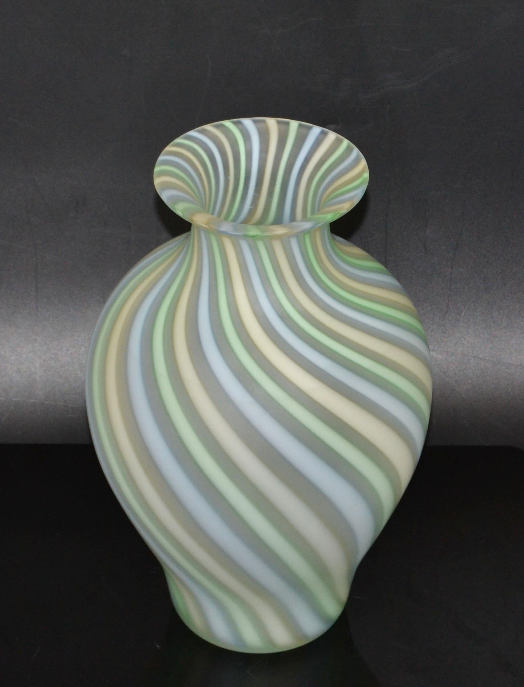 Fin du 20e siècle Vase en forme d'urne en verre de Murano soufflé dépoli et de couleur pastel Venini Sommerso, Italie en vente