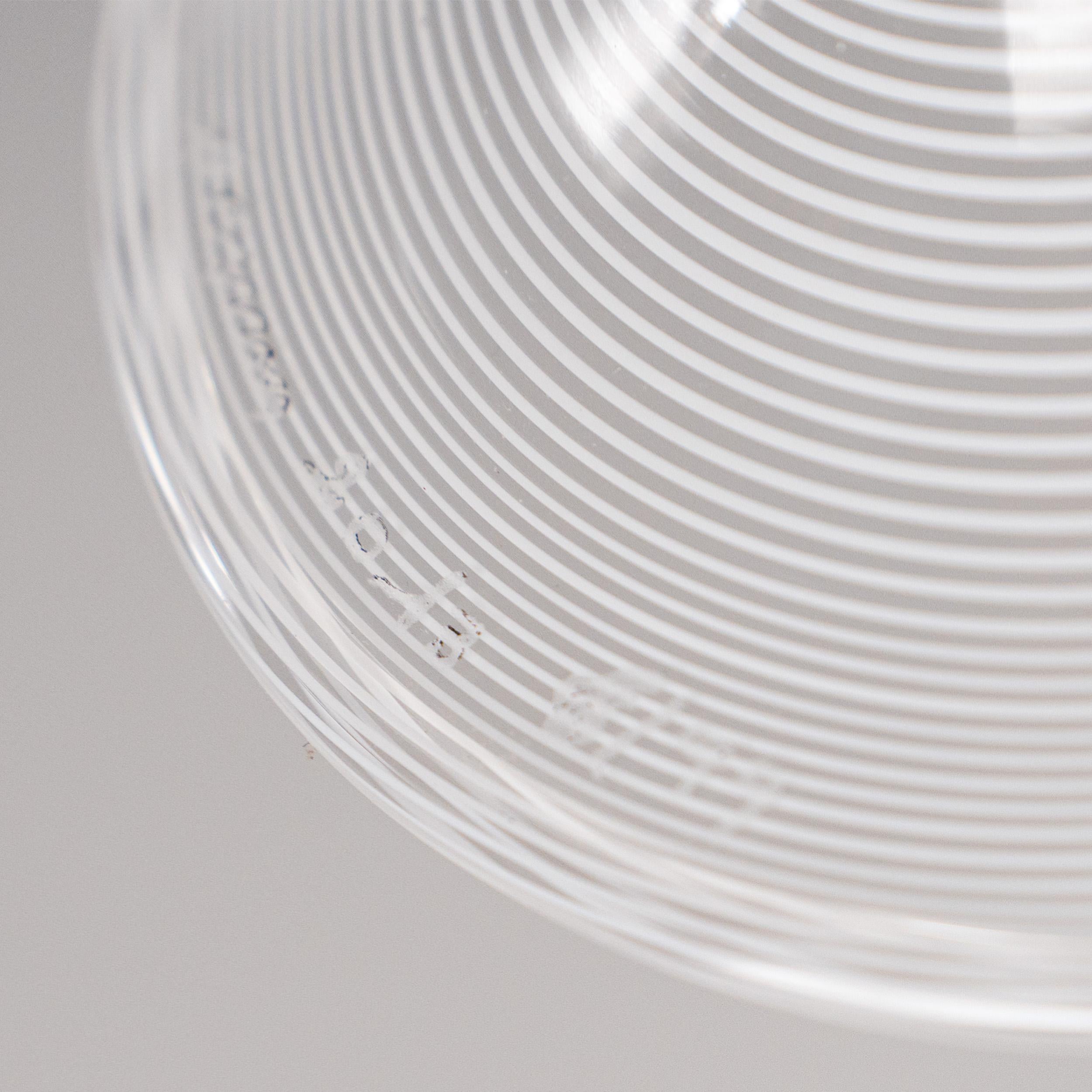 Excepcional jarrón Venini Veronese Filigrana de color Blanco, modelo 029.17, fabricado en 2013 como edición limitada de sólo 99 piezas. Este ejemplar está numerado 6/99, firmado en la base, y va acompañado de su caja y certificado Venini