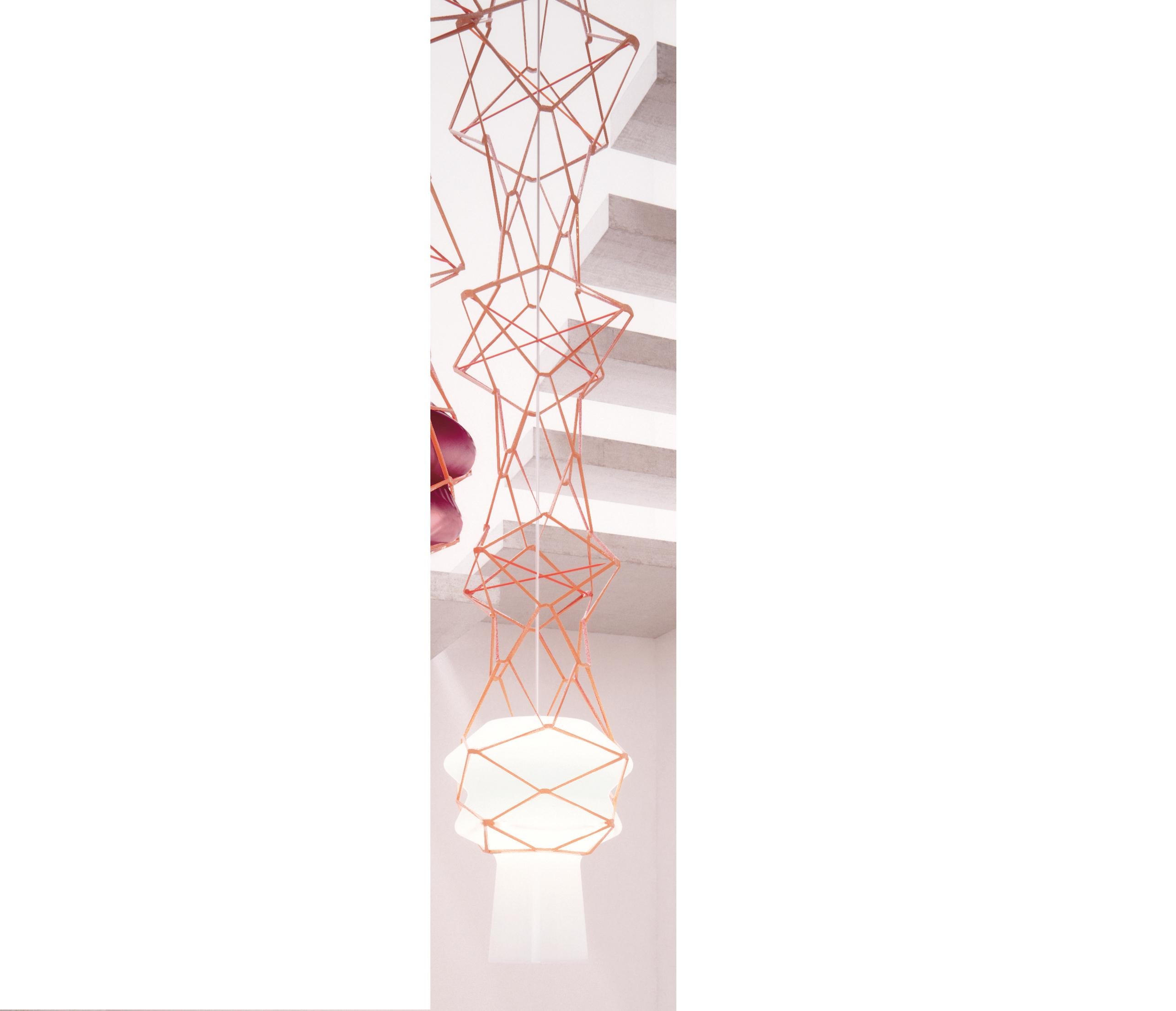 La suspension Stelle Filanti, conçue par l'Atelier Oï et fabriquée par Venini, présente une structure en cuir. Disponible en trois couleurs différentes. Utilisation intérieure uniquement.

Dimensions : Ø 30 cm, H 220 cm.