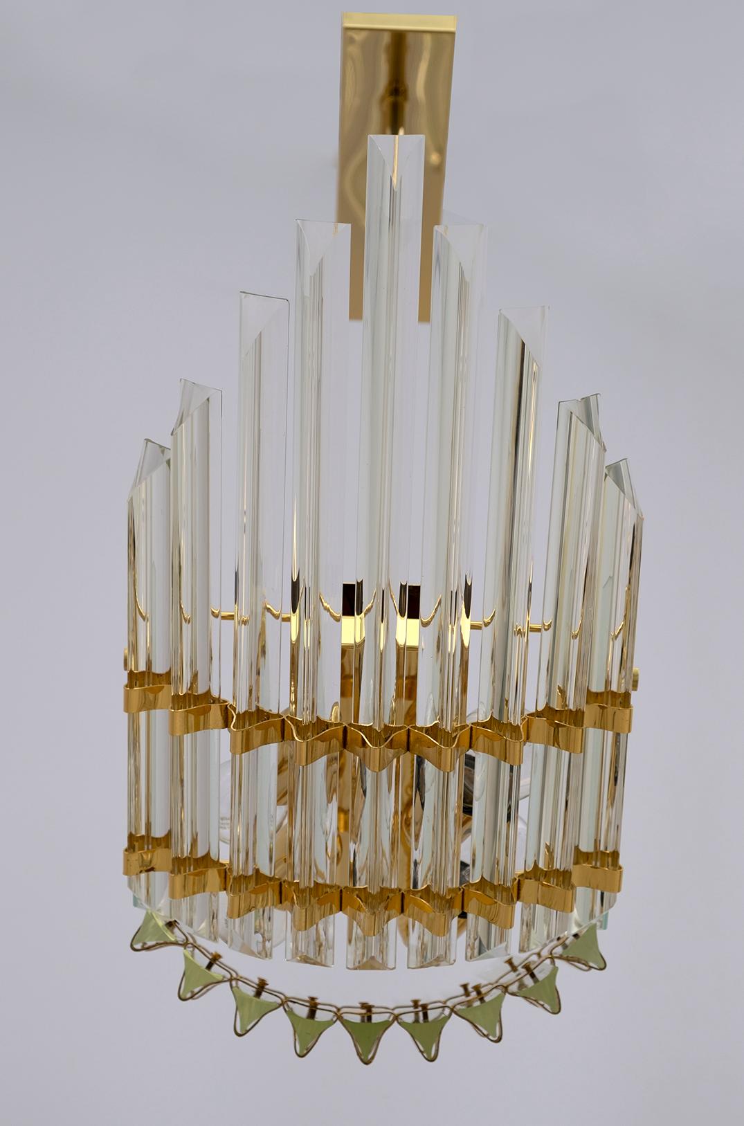 Venini Stilvoller moderner italienischer Messing- und Muranoglas-Kronleuchter „Triedri“, 1980er Jahre (Ende des 20. Jahrhunderts) im Angebot