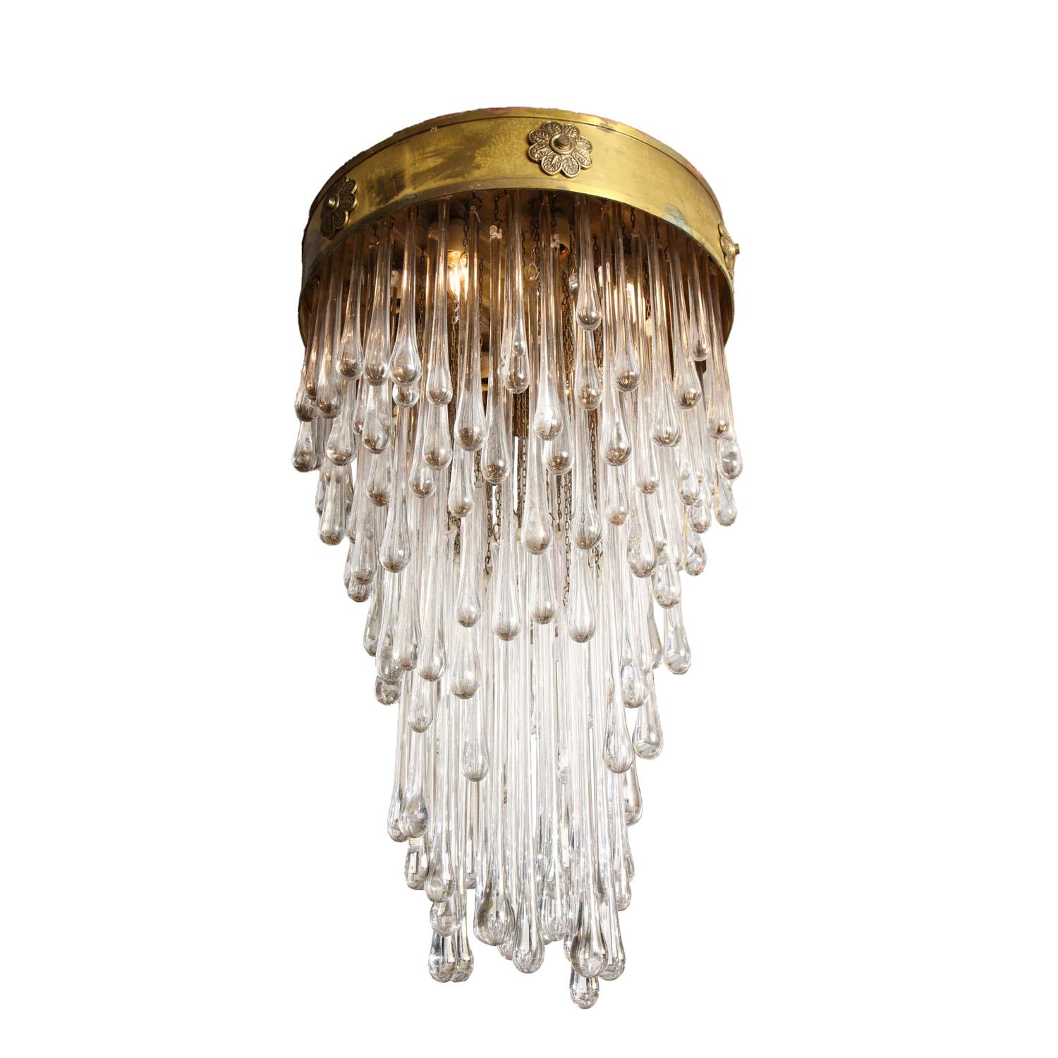 Einzigartiger Murano-Kunstglas-Kronleuchter mit antikem Messinggestell und Medaillons. Diese Leuchte wurde von Venini für einen Palast in Biarritz, Frankreich, hergestellt.

Italienisch, 1950er Jahre.

Die Patina des Messings auf diesem Ständer