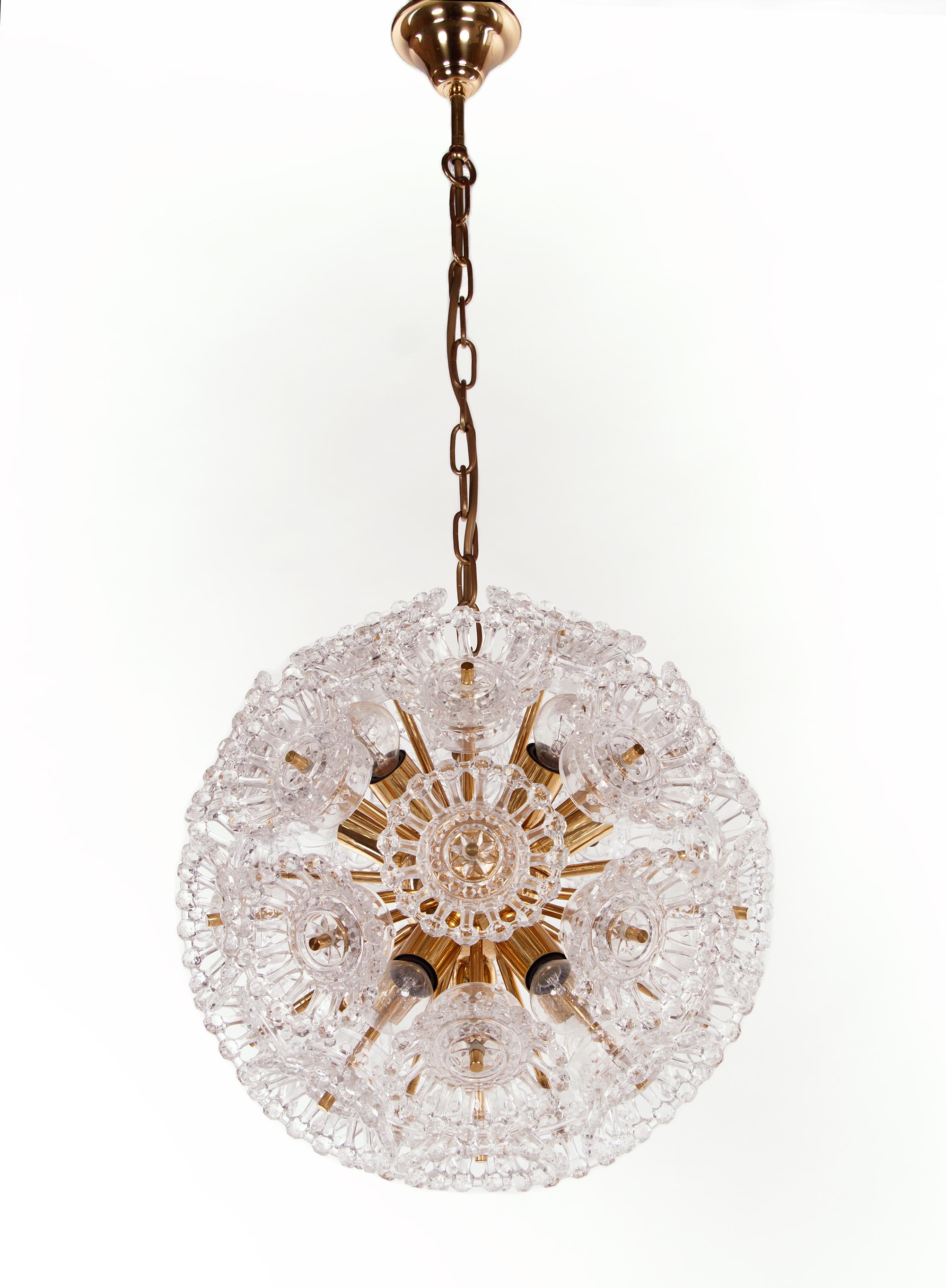 Mid-Century Modern Lustre à 10 feux de style Venini Flower Sputnik en verre de Murano et laiton, années 1960 en vente