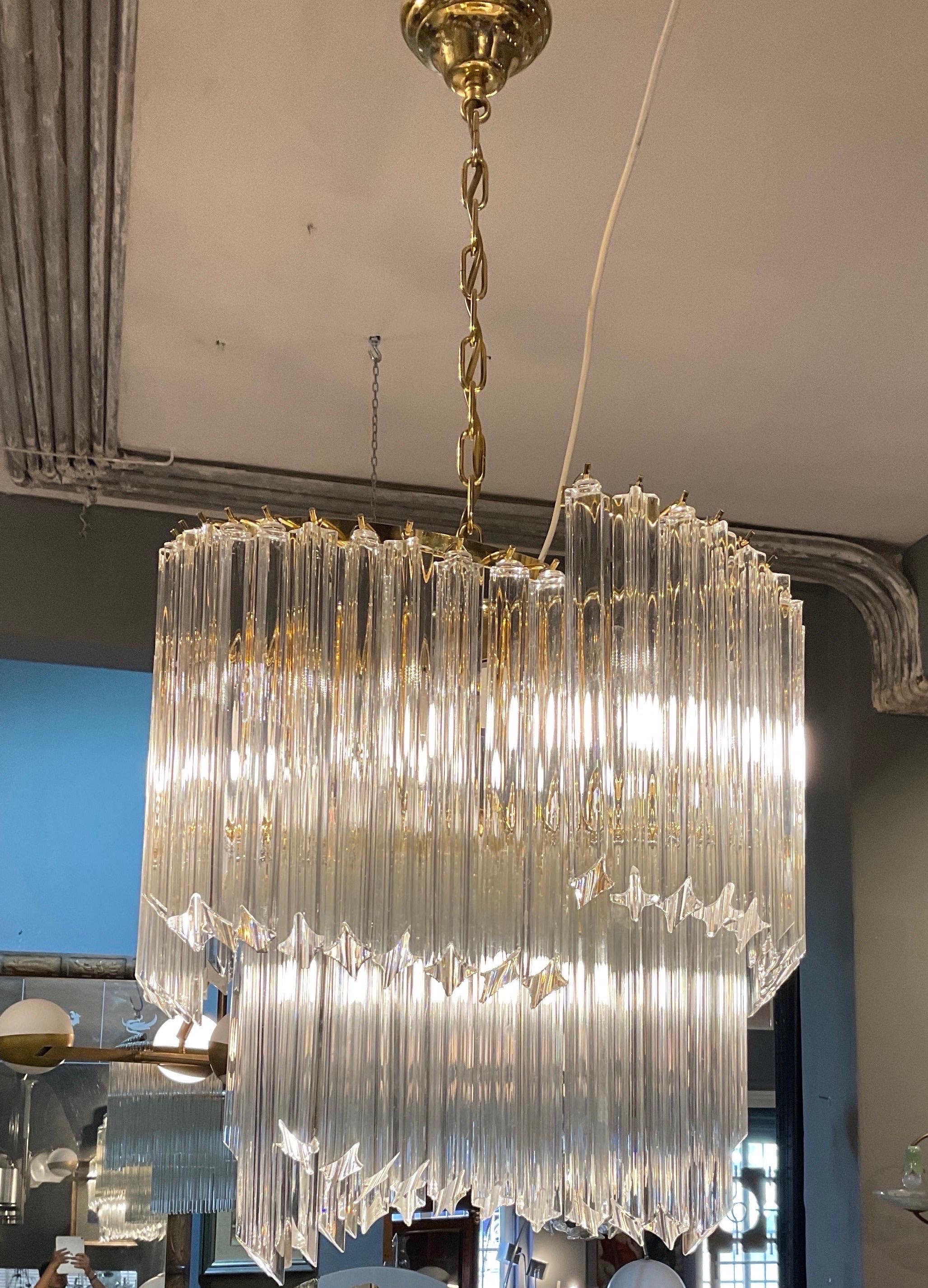 Chandelier of extraordinary beauty of Italian origin in the style of the important Italian designer Paolo Venini with a structure in brass and four-lobe murano glass. Chandelier of extreme beauty and in perfect condition.