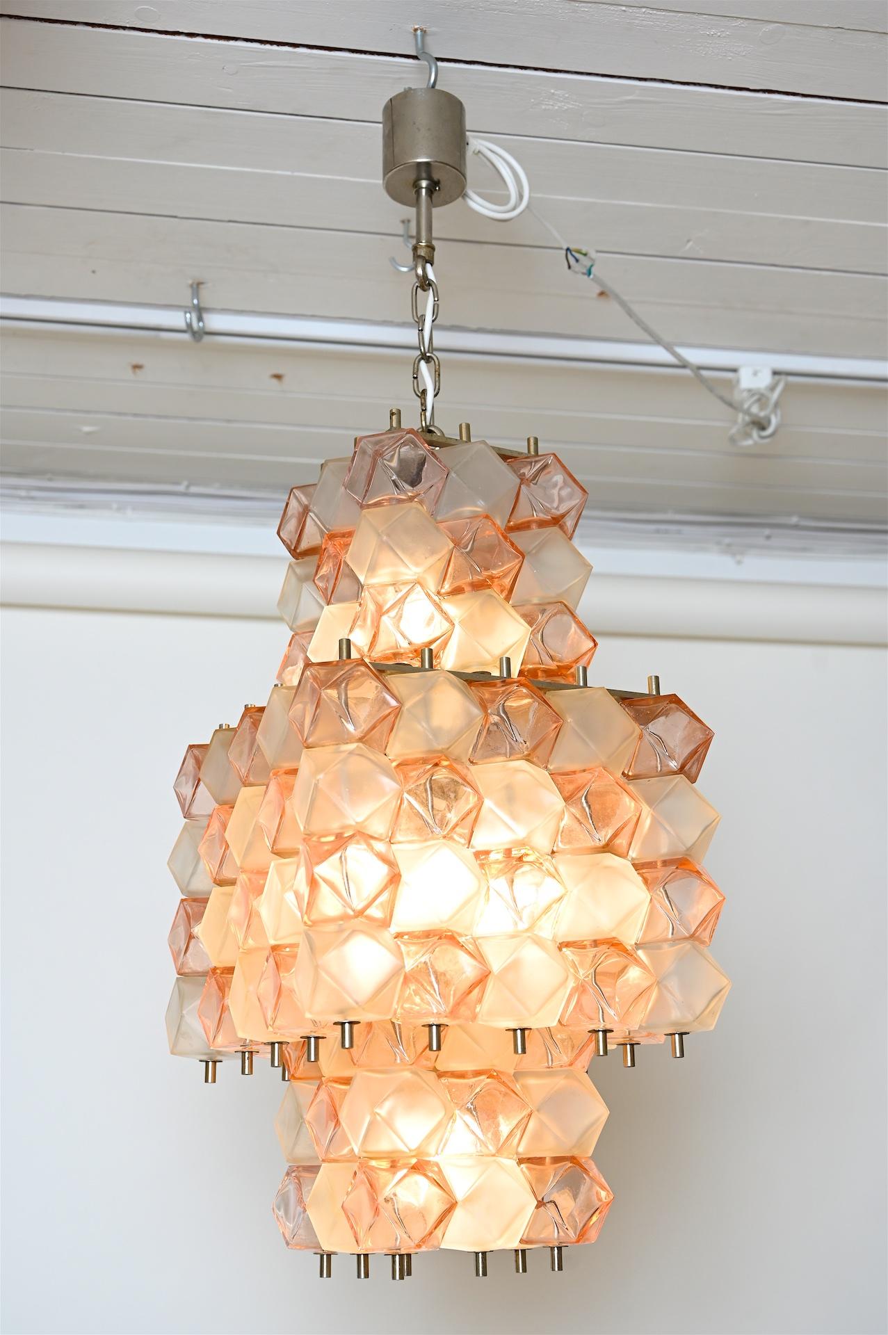 Similar to the Venini Poliedri chandeliers, Italy, circa 1950s

Lovely chandelier with pale pink and white faceted glass 

Measures: 95cm drop. (can be 20cm higher without chain)... and lengthened if needed.

 