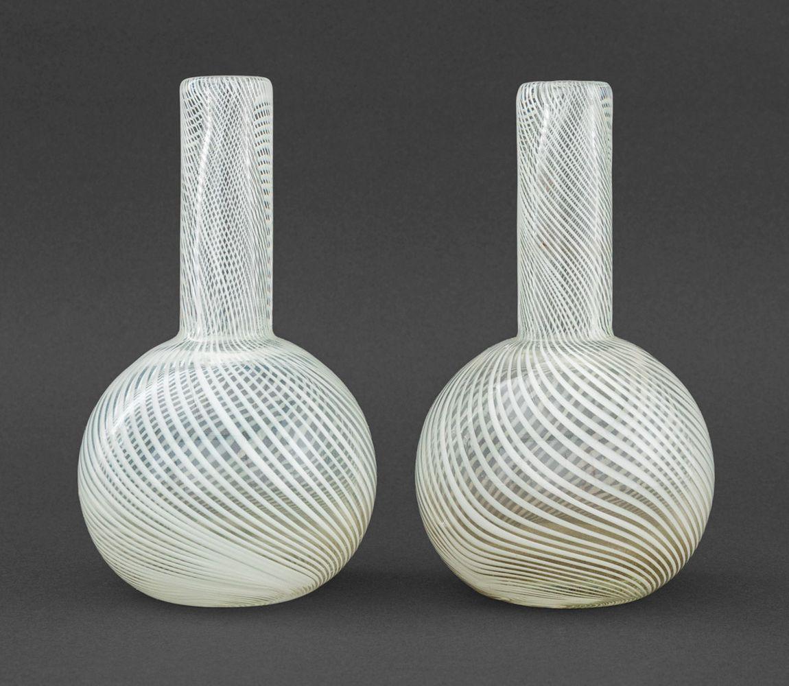 Paar Venini Style Clear Glass Bottle Vases, mit weißem Caned Swirl Motiv, unmarkiert. 6,25