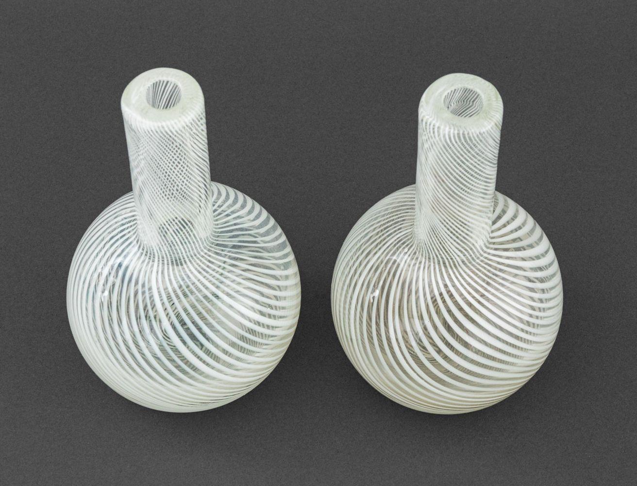 Venini Style Klarglas-Flaschenvasen, Paar (Postmoderne) im Angebot
