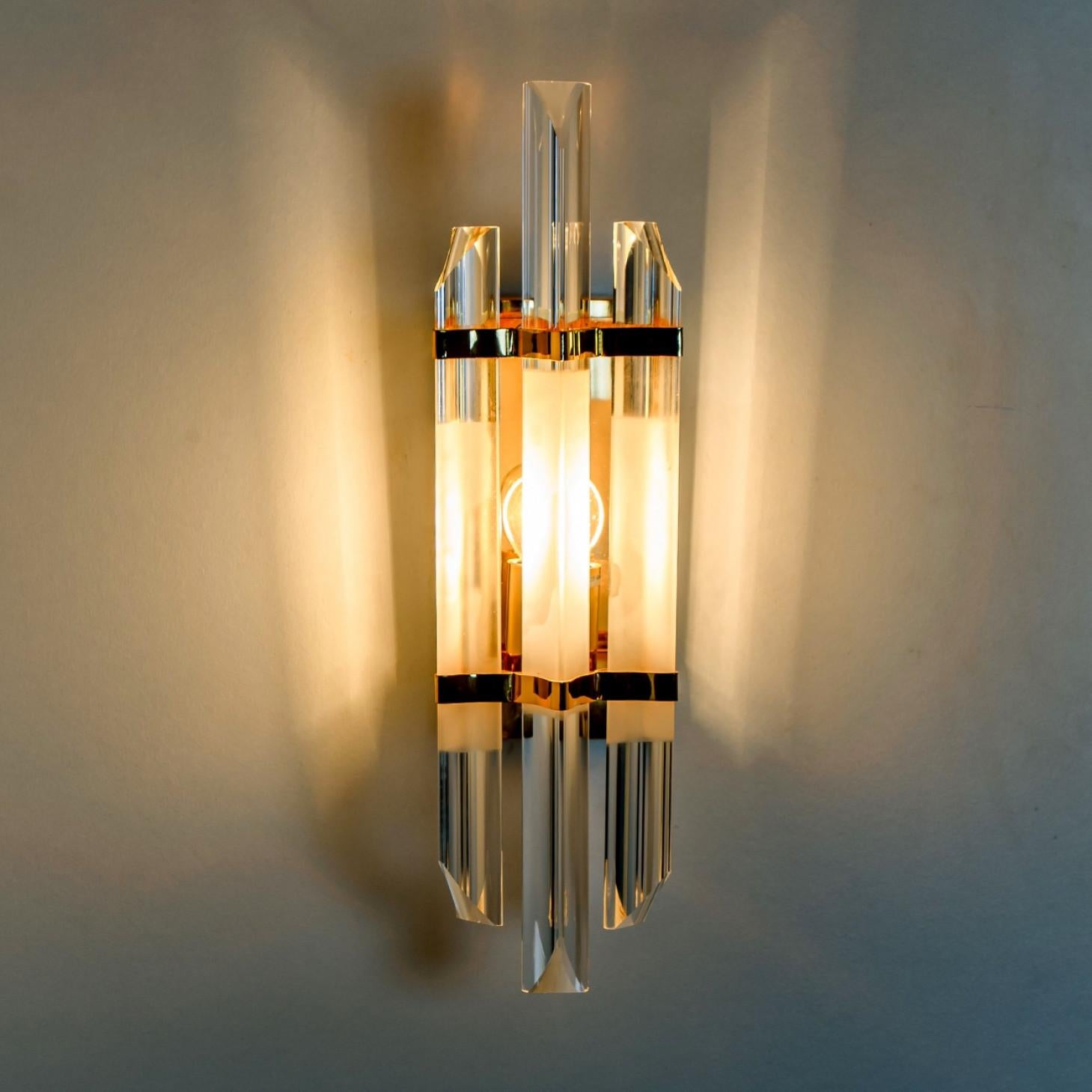 Preciosos apliques de cristal en forma de triángulo con tres largas varillas de cristal transparente en forma de tubo, con detalles de latón y placa posterior. Ilumina maravillosamente. Piezas de alta gama.

Limpio y bien cableado, en pleno