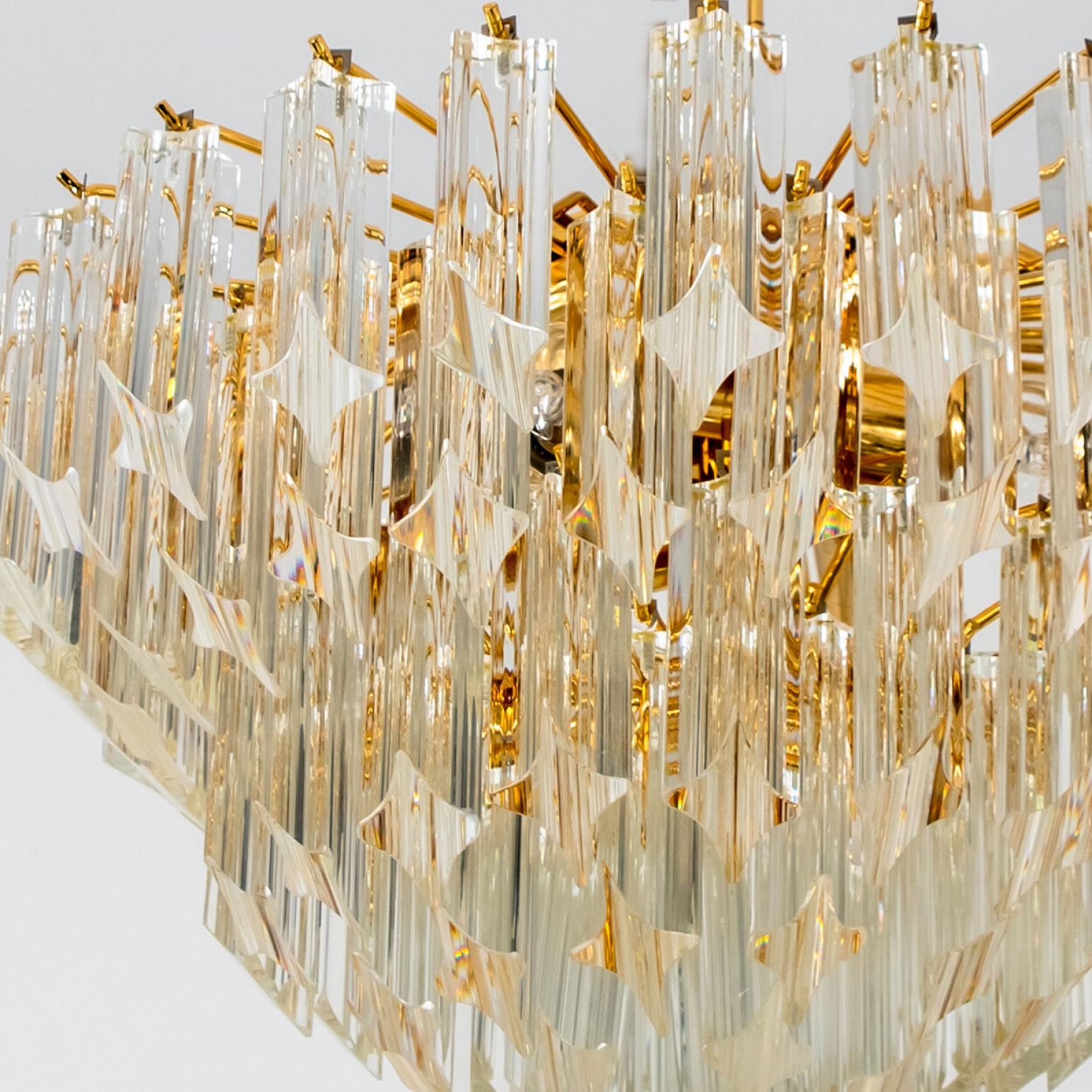 Mid-Century Modern Lustre Messing en verre clair et doré de style Venini en vente