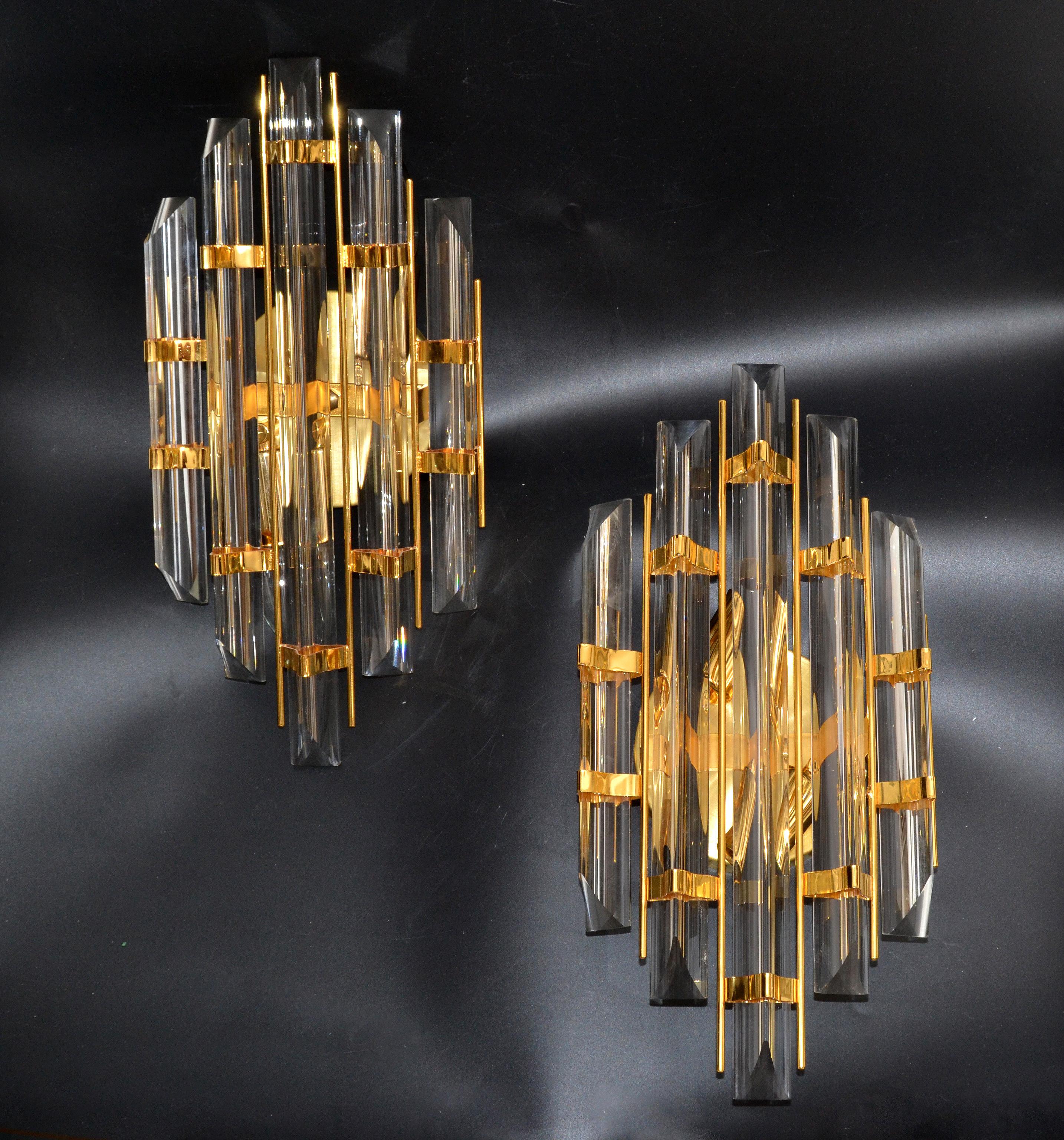 Pair of Venini style crystal glass sconces, triedi glass rod, medium Model, superb. 
A beautiful light through the glass rod.
Takes 2 light regular light bulbs, LED work too.
US rewire and in working condition.
Round back plate measures: