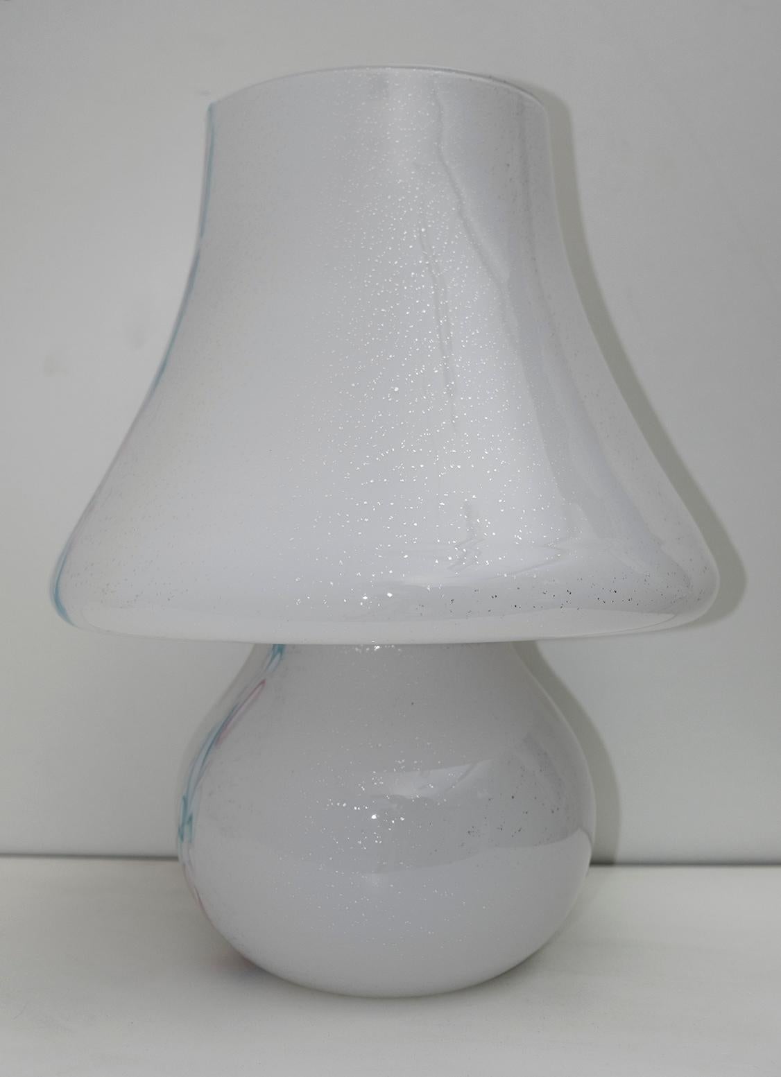 Moderne italienische Pilz-Tischlampe aus Muranoglas im Venini-Stil, 1980er Jahre (Ende des 20. Jahrhunderts) im Angebot