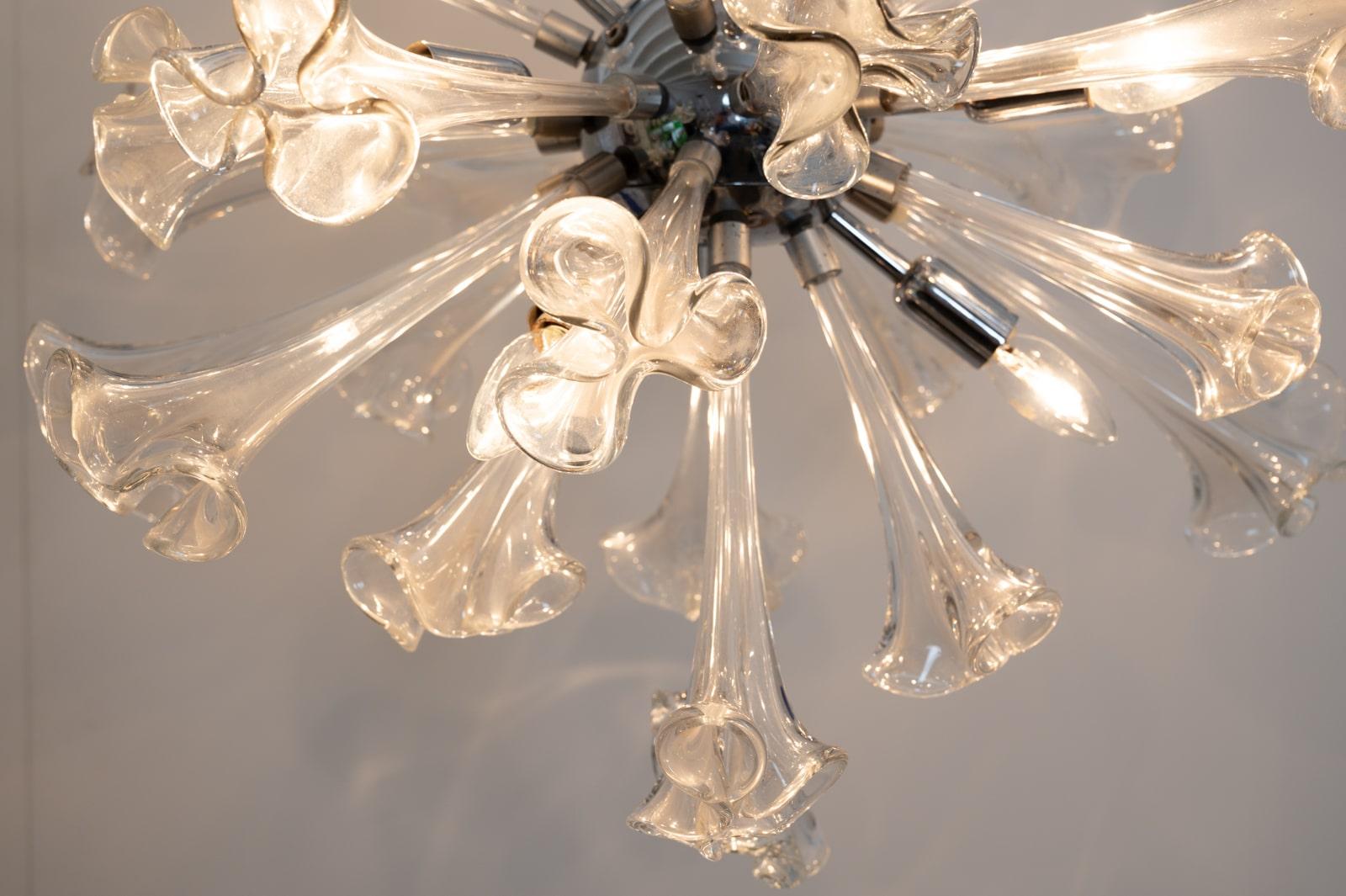Mid-Century Modern Lampe suspendue en forme d'étoile de fleur en verre de Murano de style Venini en vente
