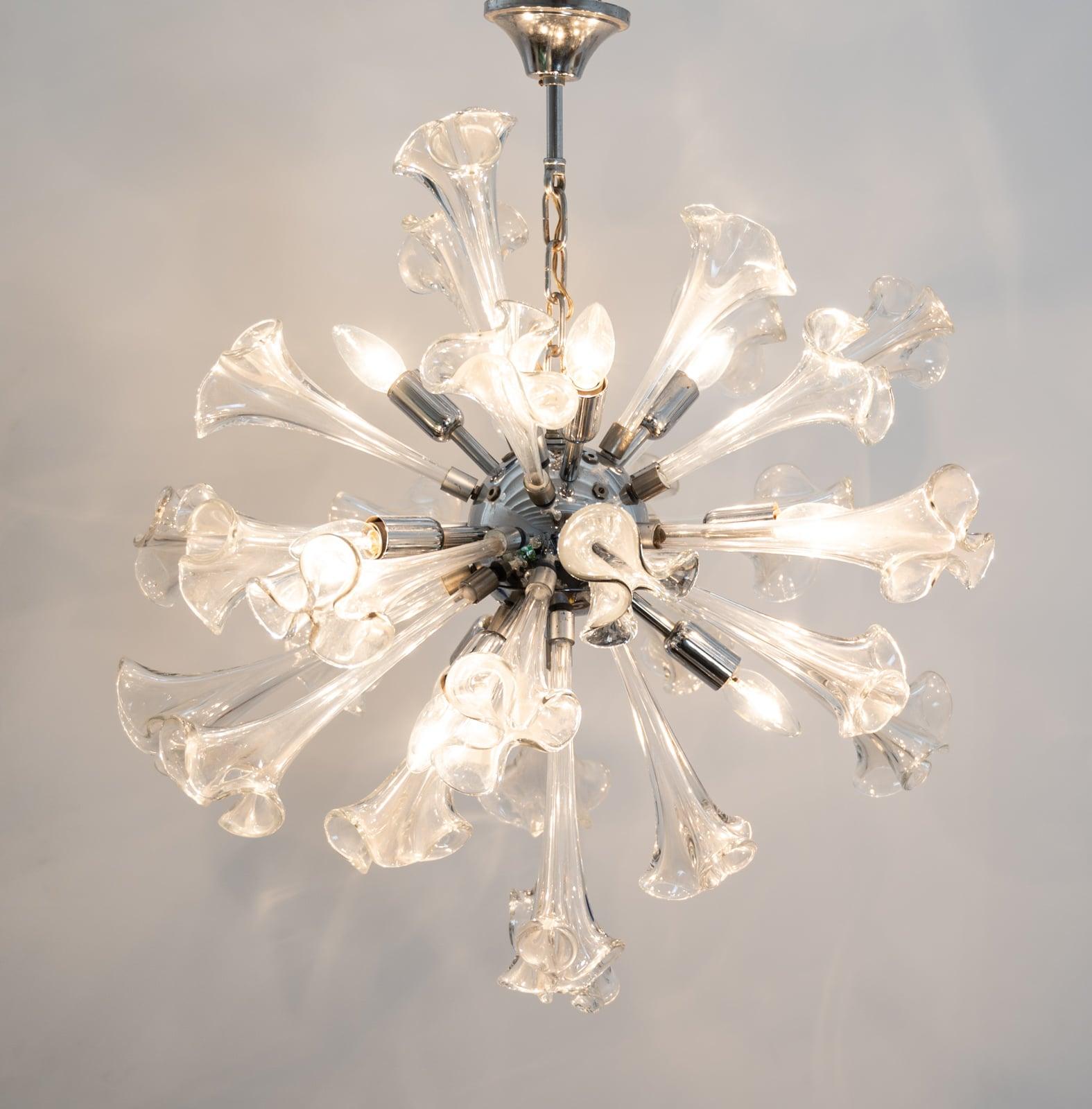 Venini Style Murano Flower Starburst Hanging Light In Good Condition For Sale In Henley-on Thames, Oxfordshire