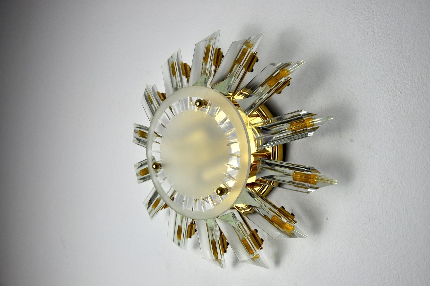 Superb and rare venini sun wall or ceiling lamp, designed and produced in Italy in the 1970s. This unique object is made of hoop-cut crystals. Object that will illuminate wonderfully and bring a real design touch to your interior. Electricity