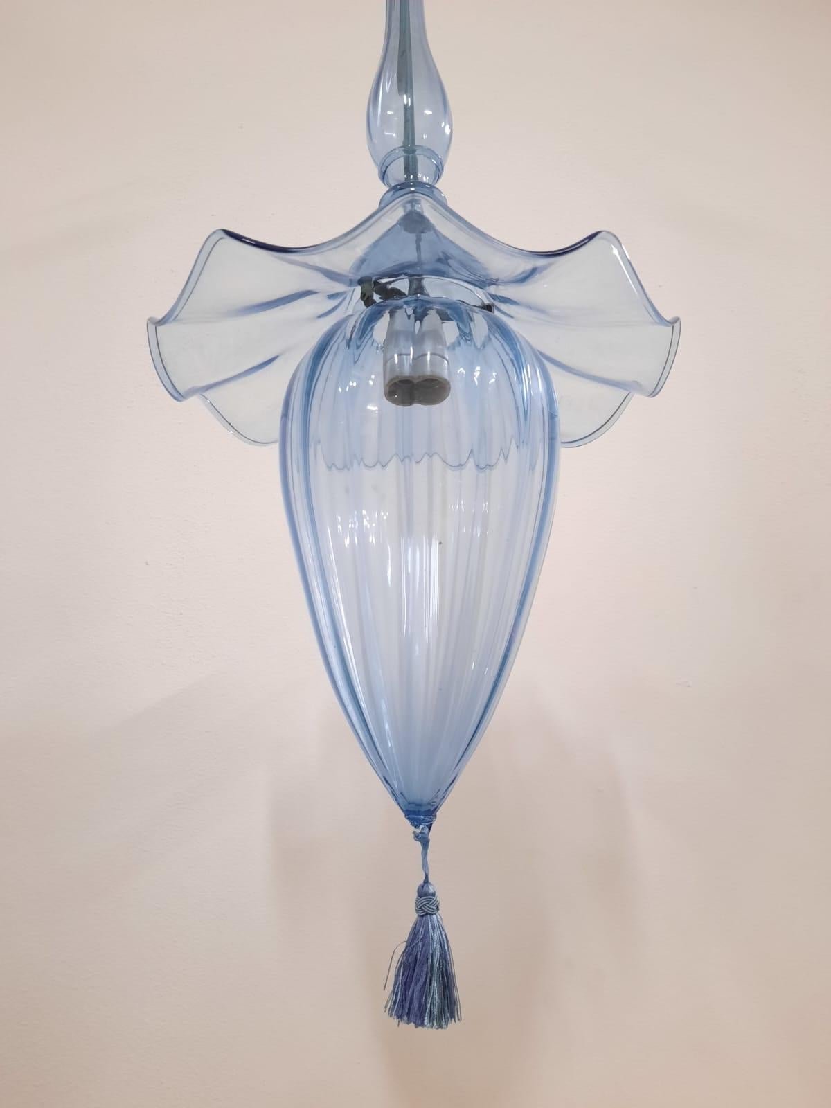 Magnifique lustre Venini en verre soufflé de Murano.
Notez la belle couleur bleue typique de l'artiste de Murano Vittorio Zecchin 