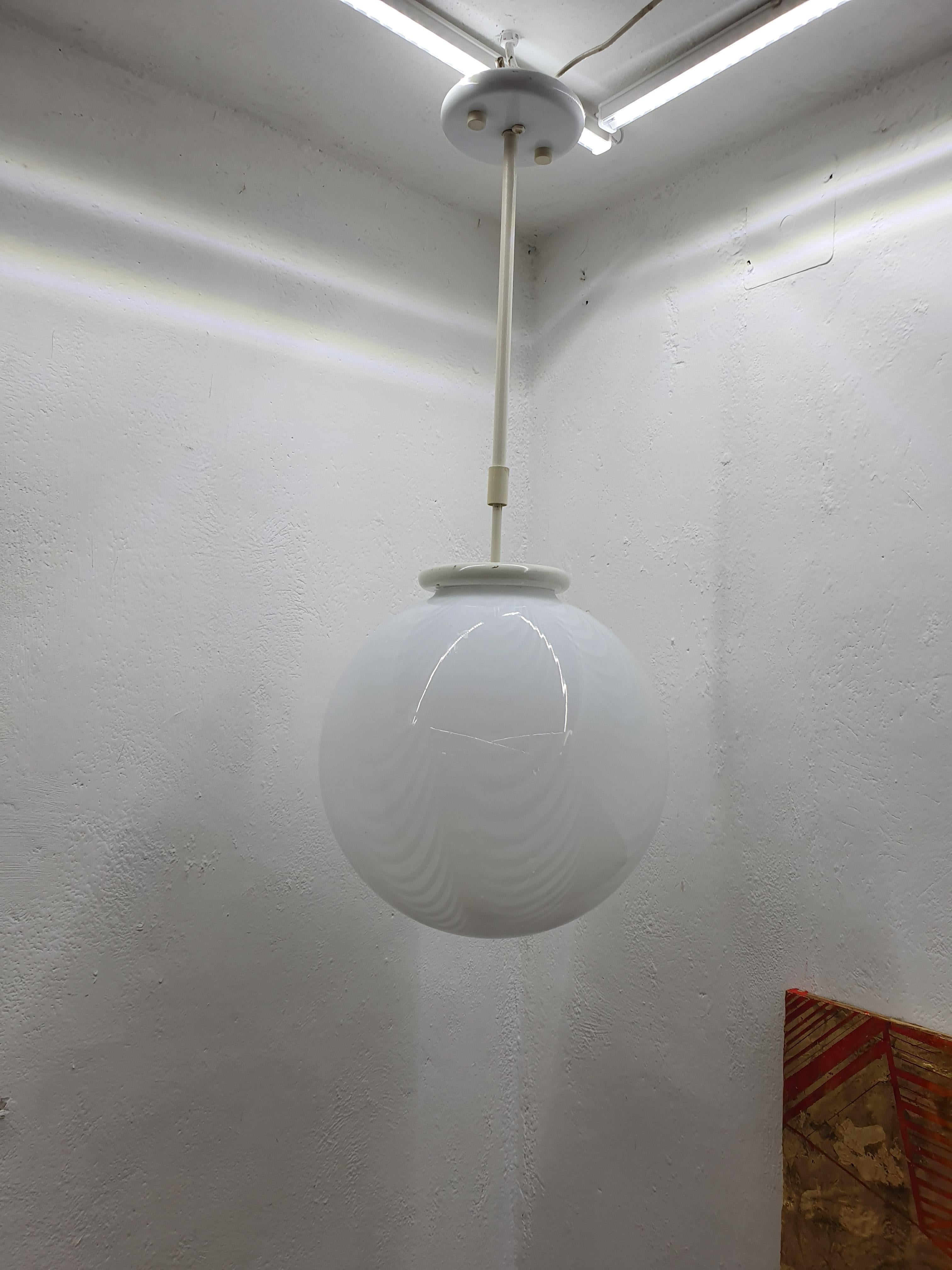 Lampadario o lanterna a sfera Venini ´Swirl´ in vetro di Murano, circa anni '70 in vendita 2