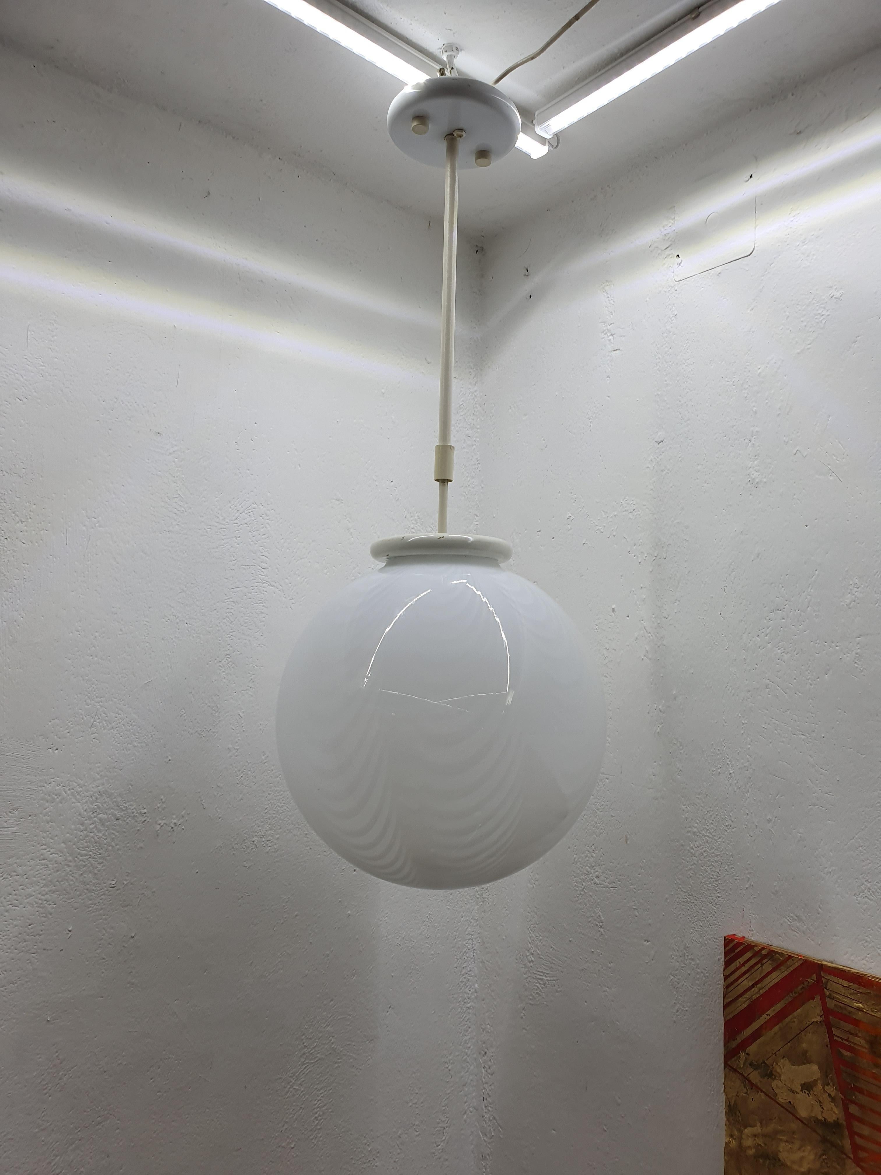 Lampadario o lanterna a sfera Venini ´Swirl´ in vetro di Murano, circa anni '70 in vendita 3