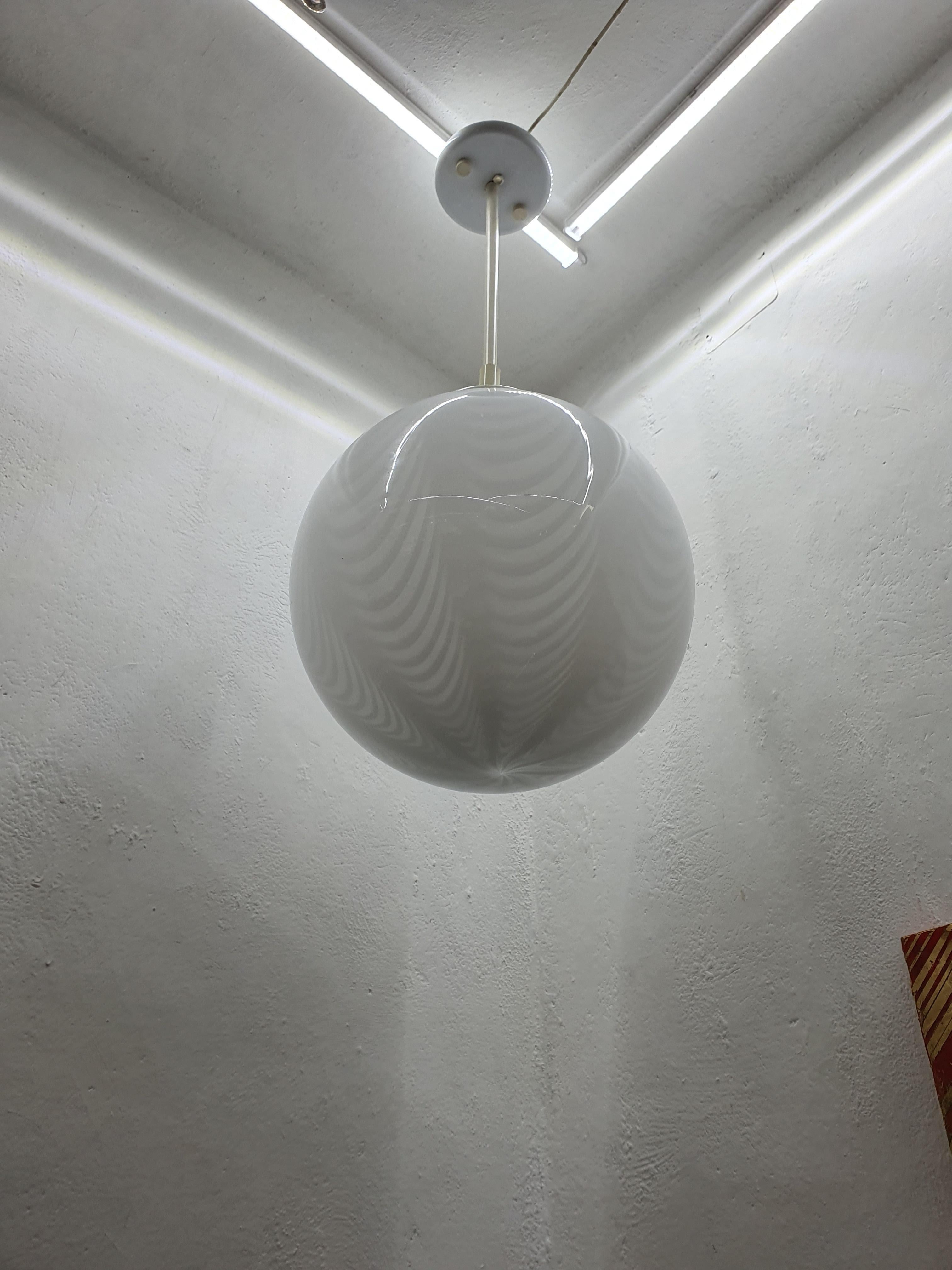Lampadario o lanterna a sfera Venini ´Swirl´ in vetro di Murano, circa anni '70 in vendita 4