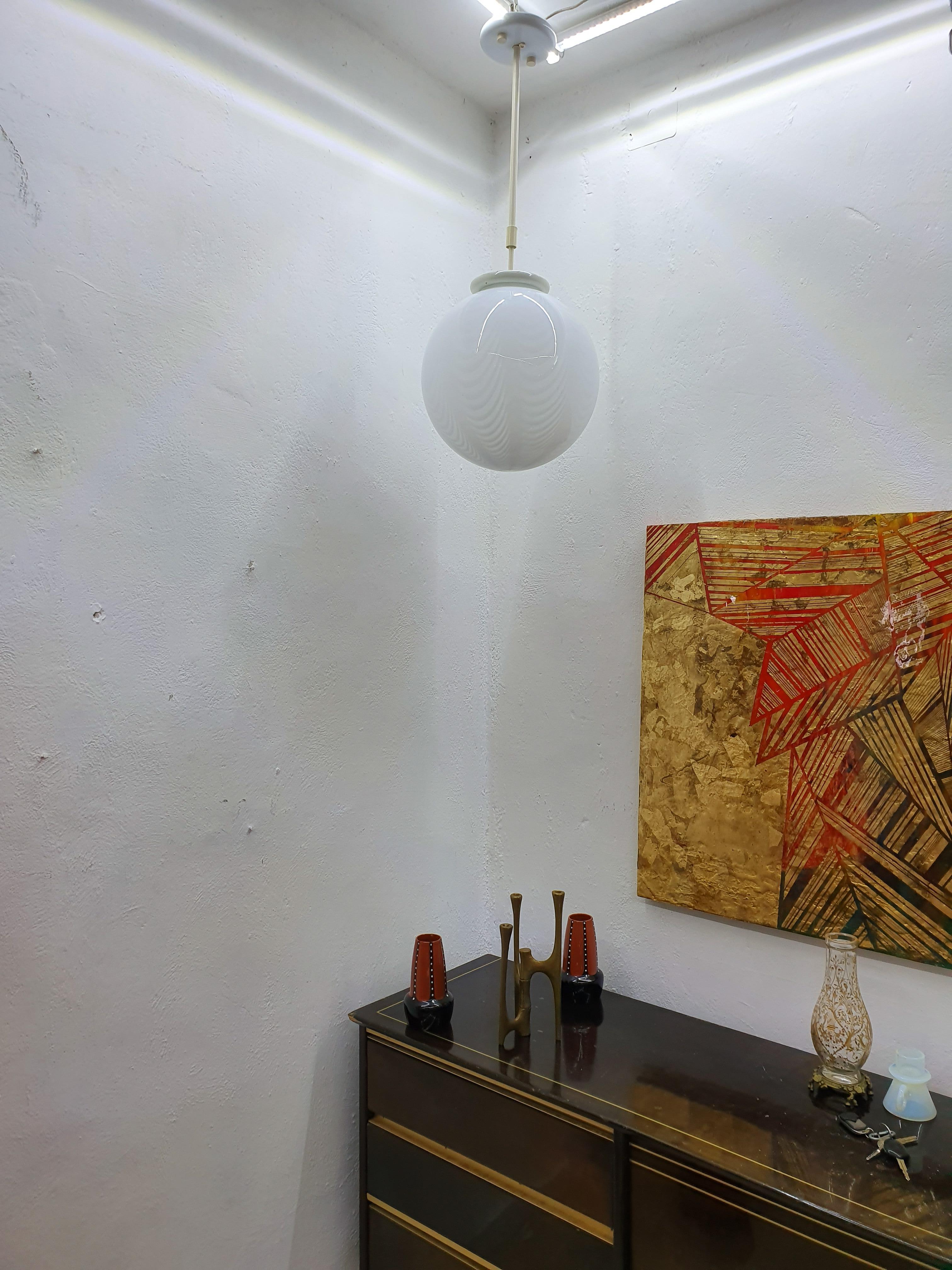 Lampadario o lanterna a sfera Venini ´Swirl´ in vetro di Murano, circa anni '70 in vendita 6