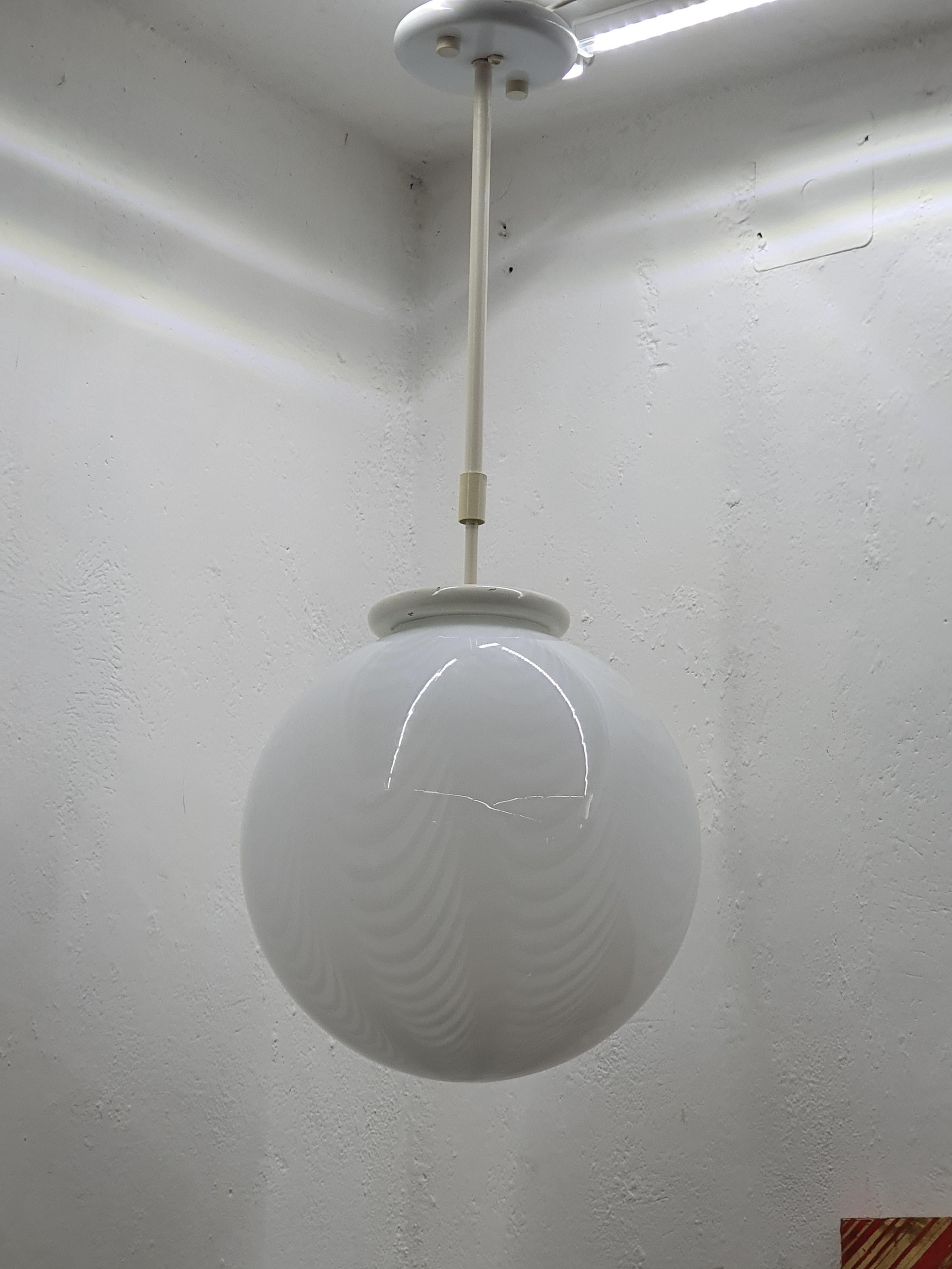 Mid-Century moderno Lampadario o lanterna a sfera Venini ´Swirl´ in vetro di Murano, circa anni '70 in vendita